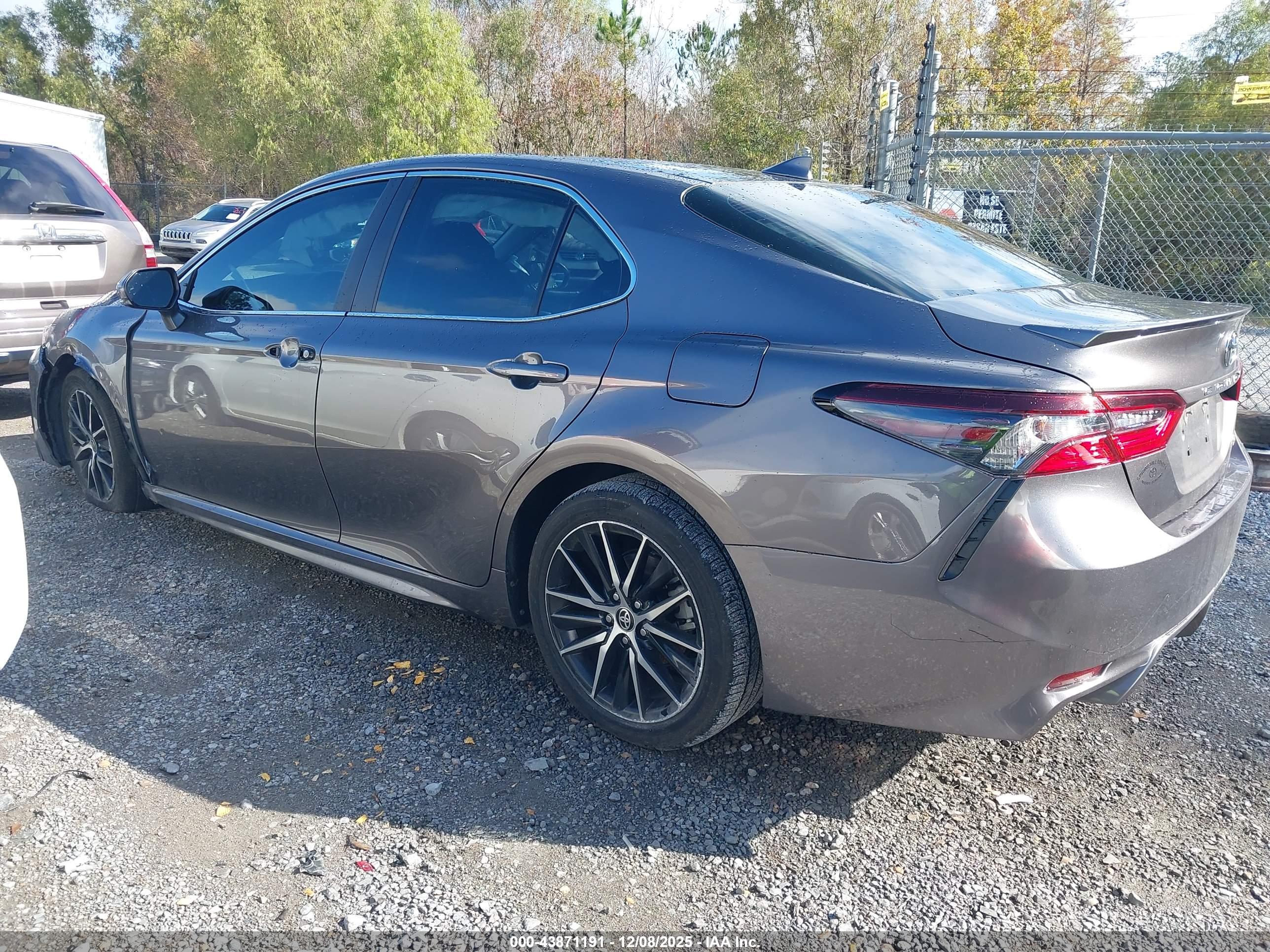 TOYOTA CAMRY image 3