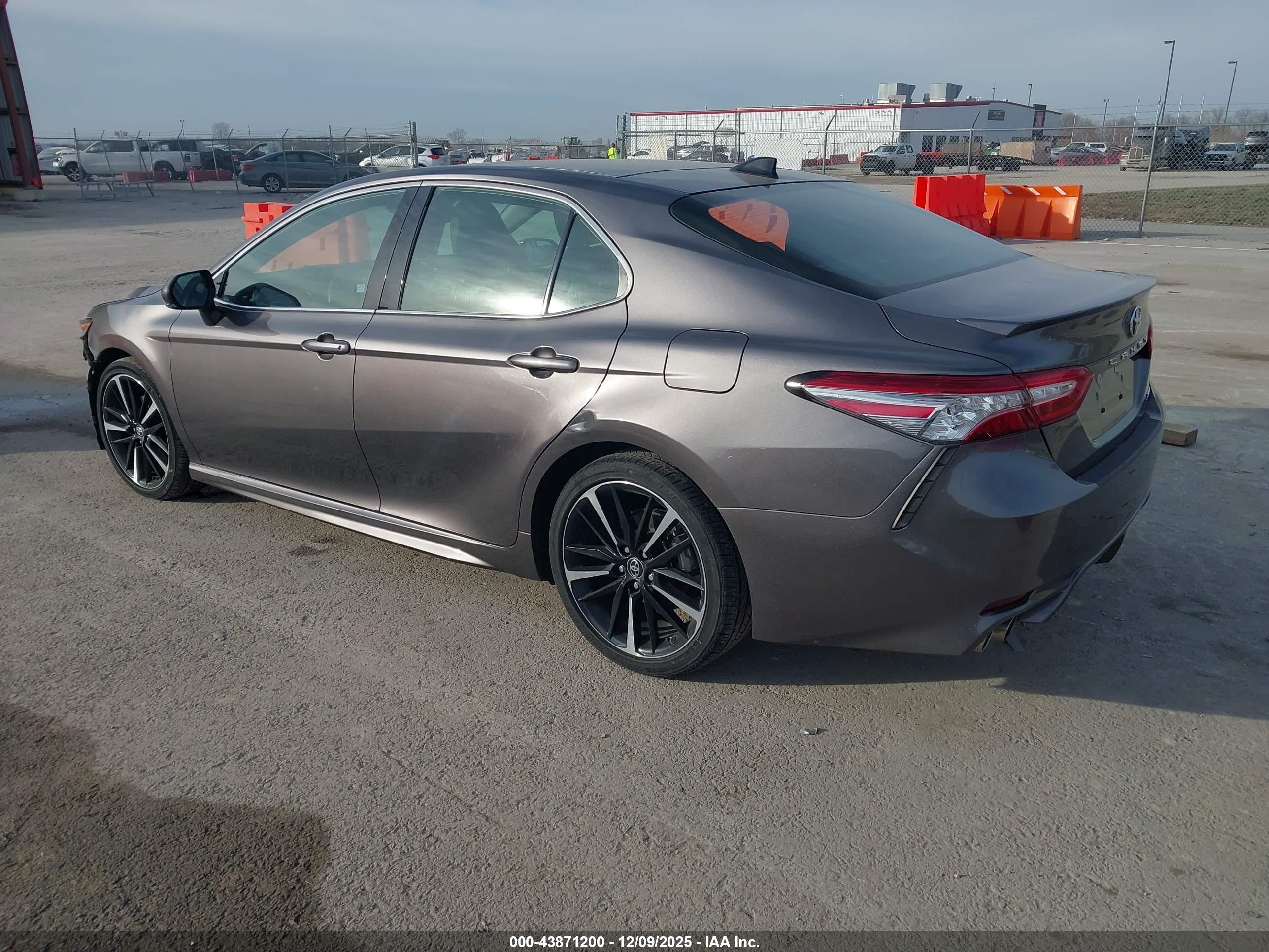 TOYOTA CAMRY image 3