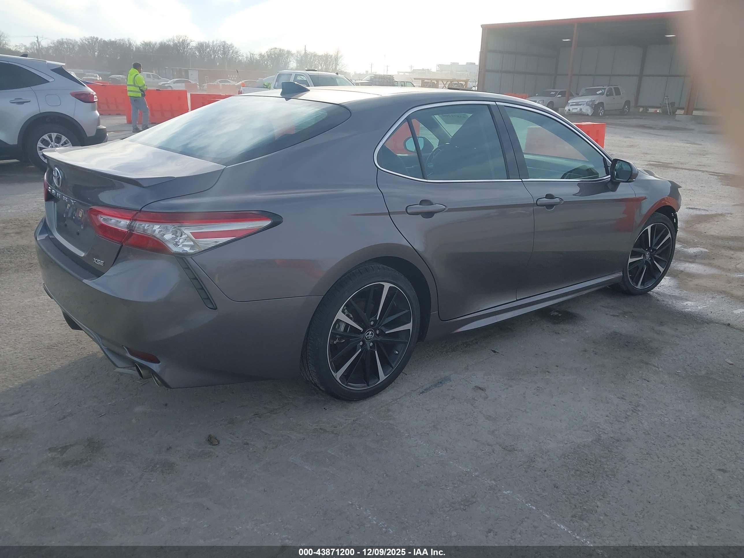 TOYOTA CAMRY image 4