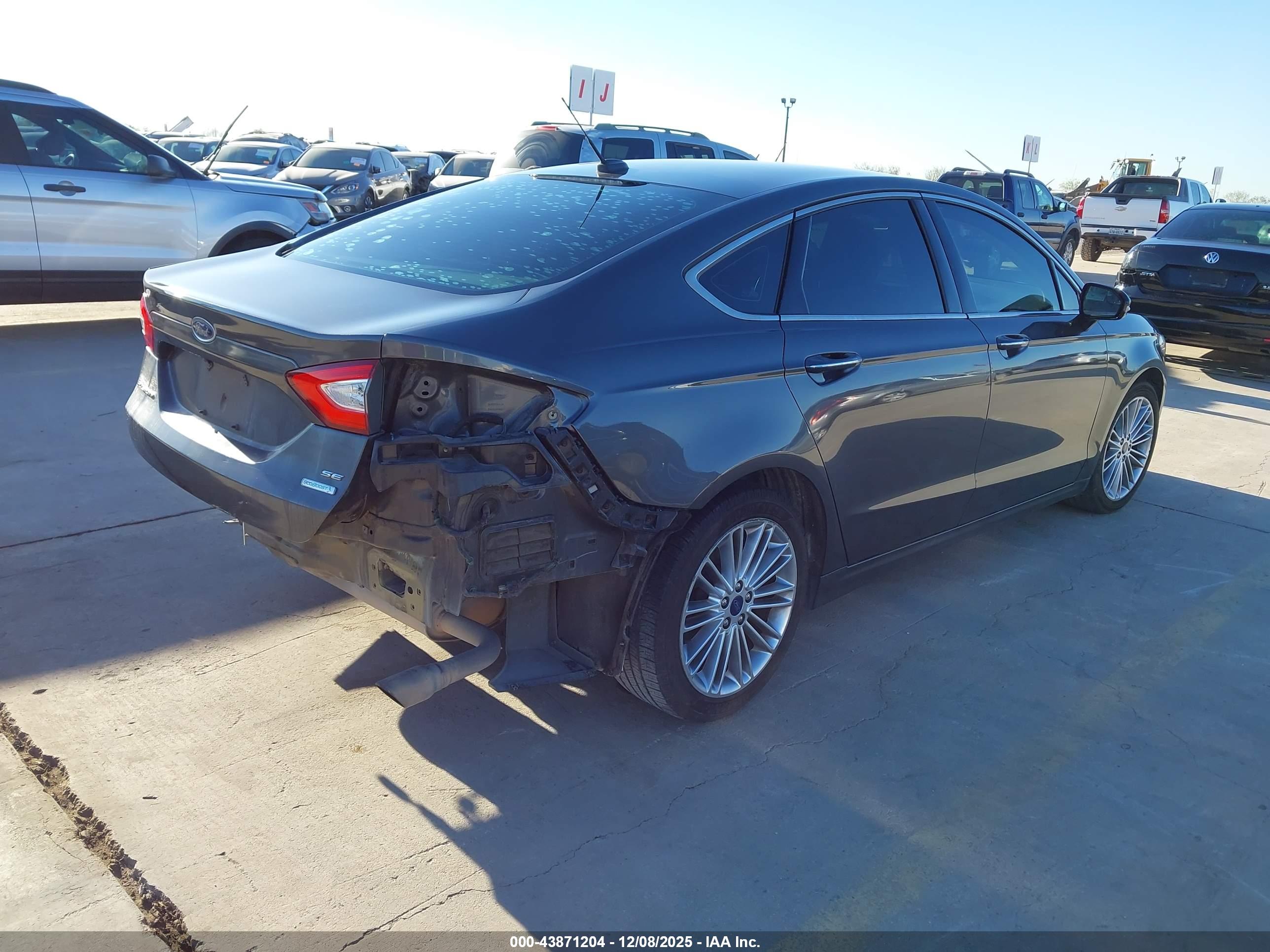 FORD FUSION image 4