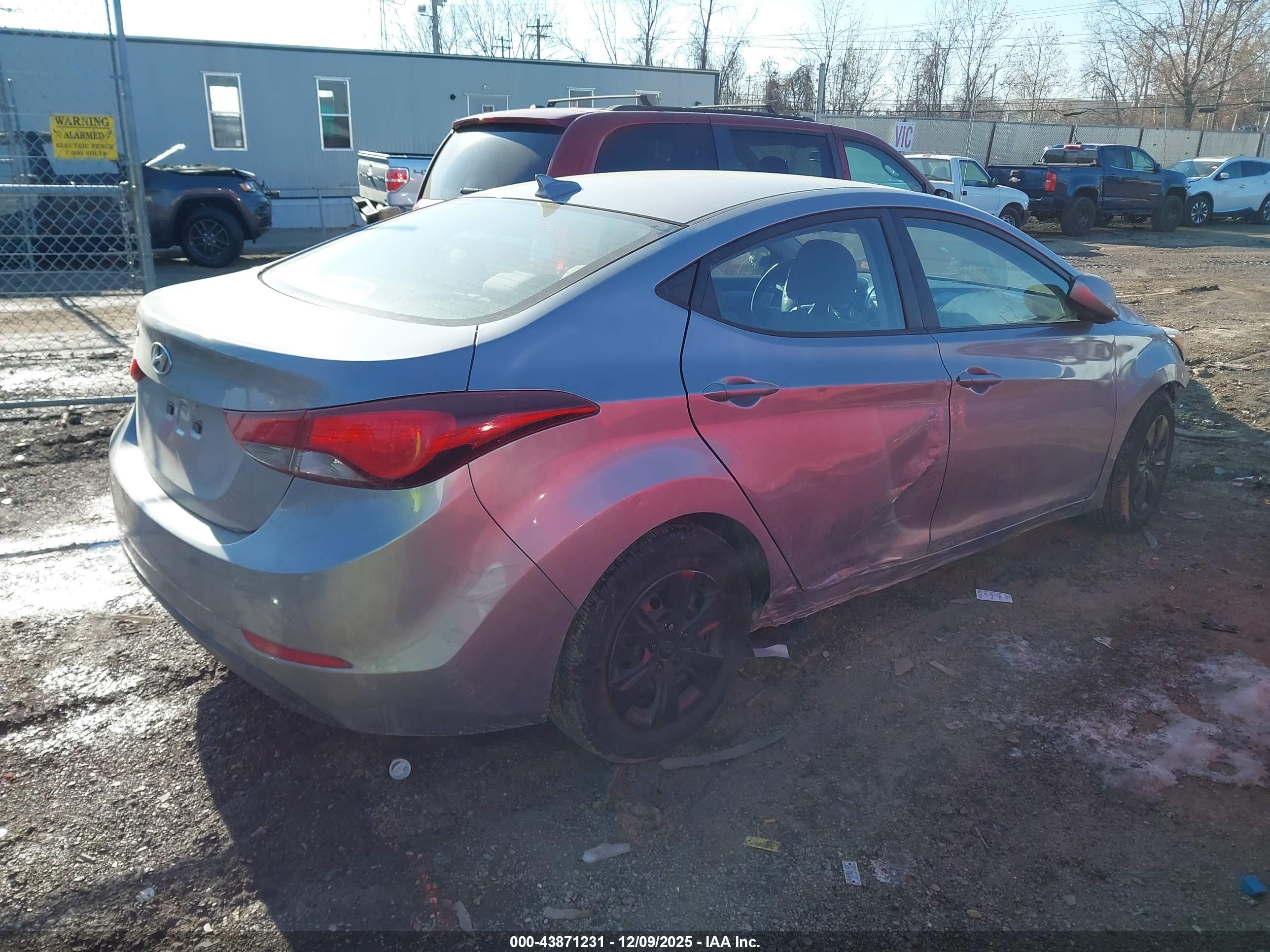 HYUNDAI ELANTRA image 4