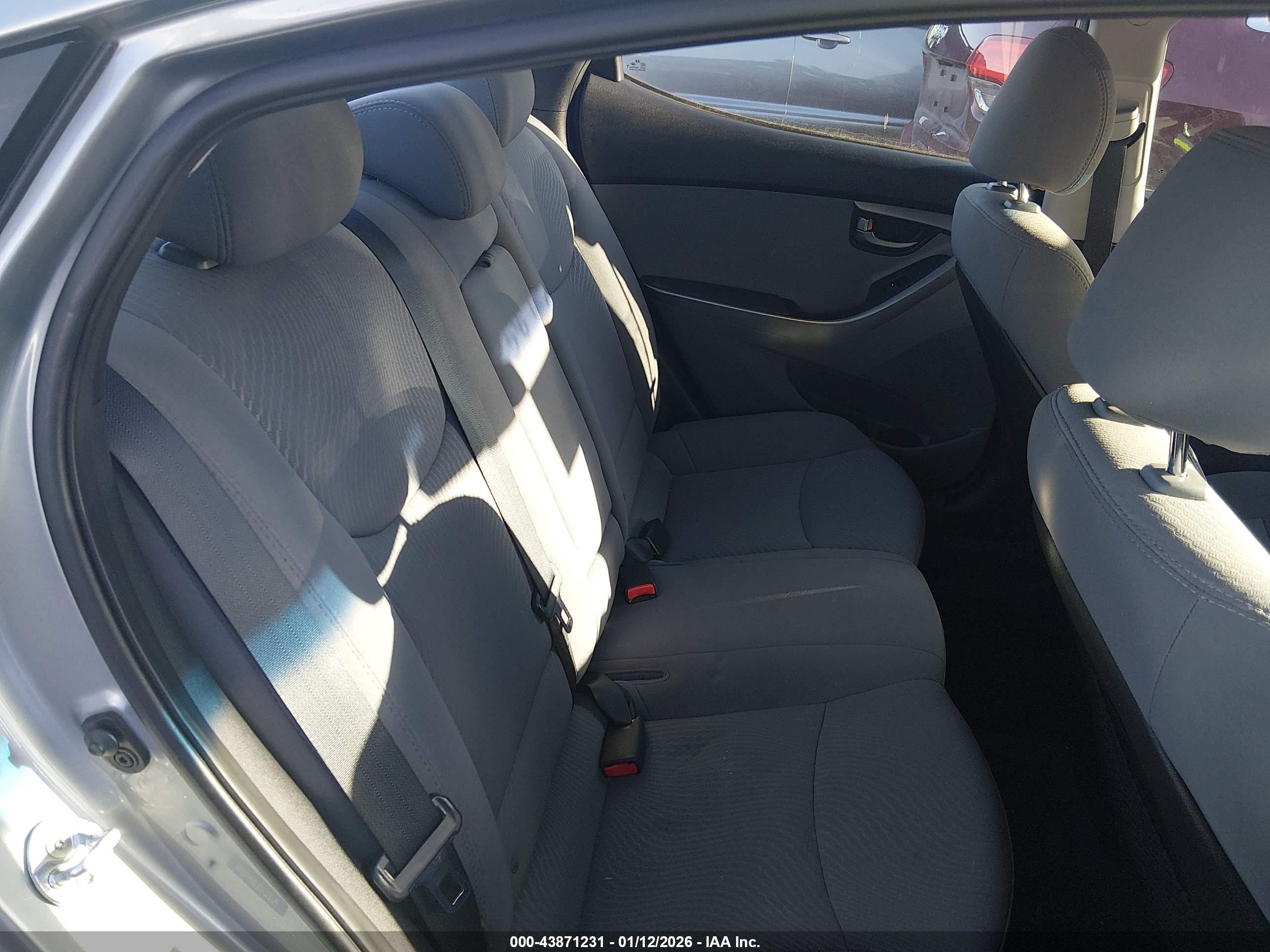 HYUNDAI ELANTRA image 8