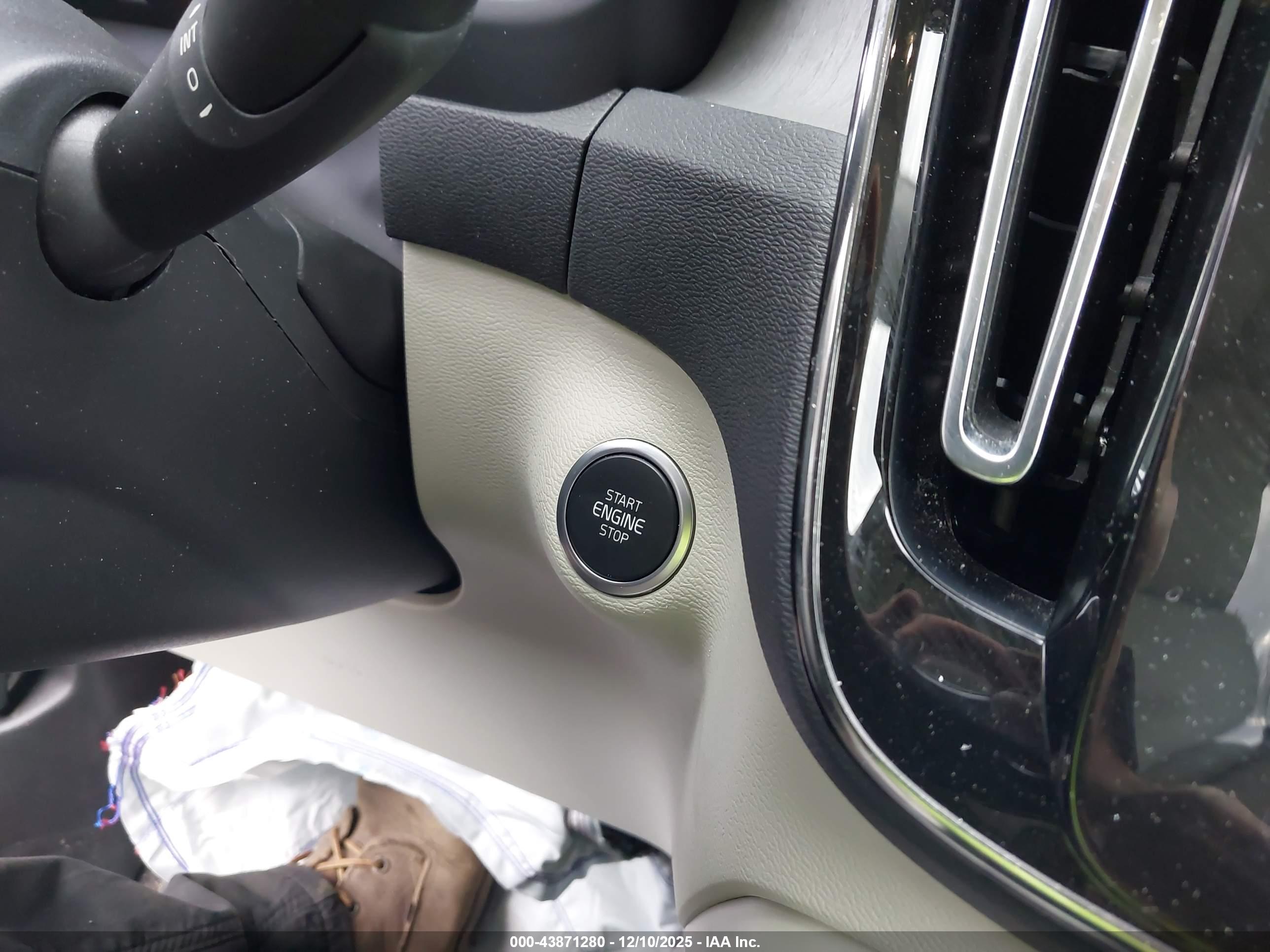 VOLVO XC40 image 11