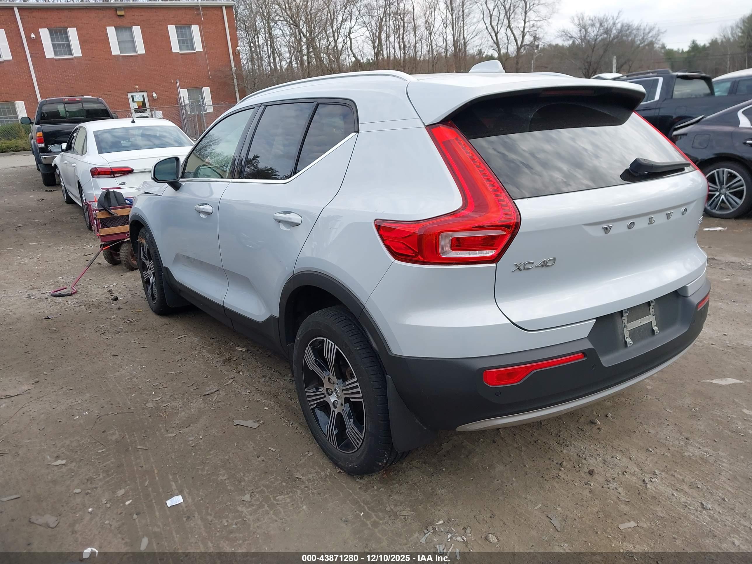 VOLVO XC40 image 3