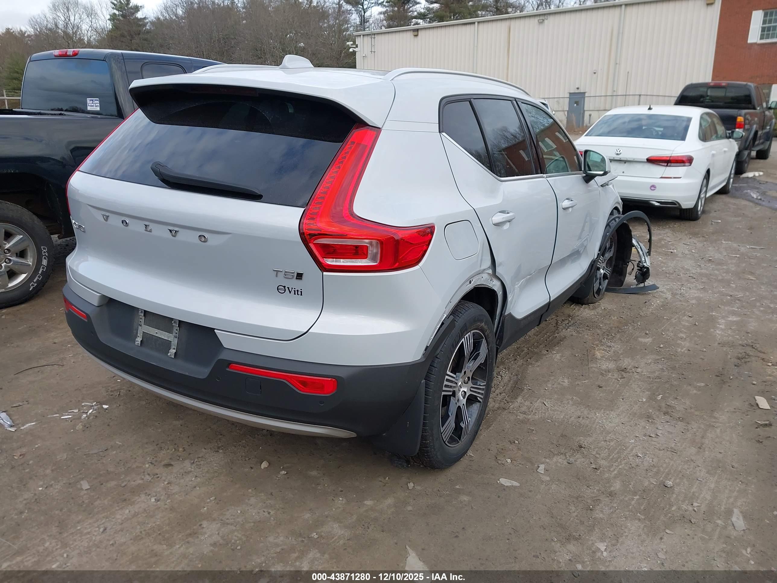 VOLVO XC40 image 4