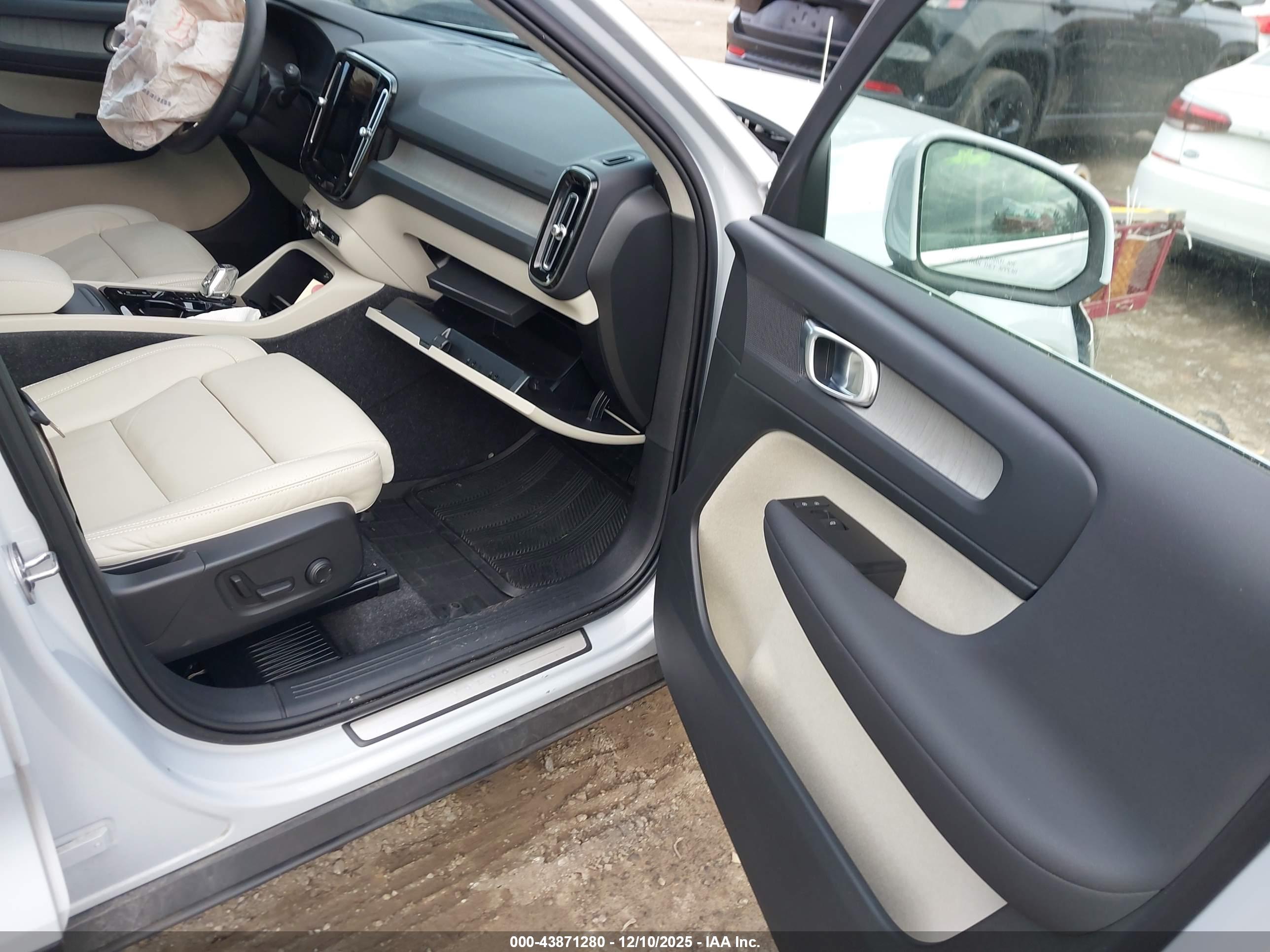 VOLVO XC40 image 5