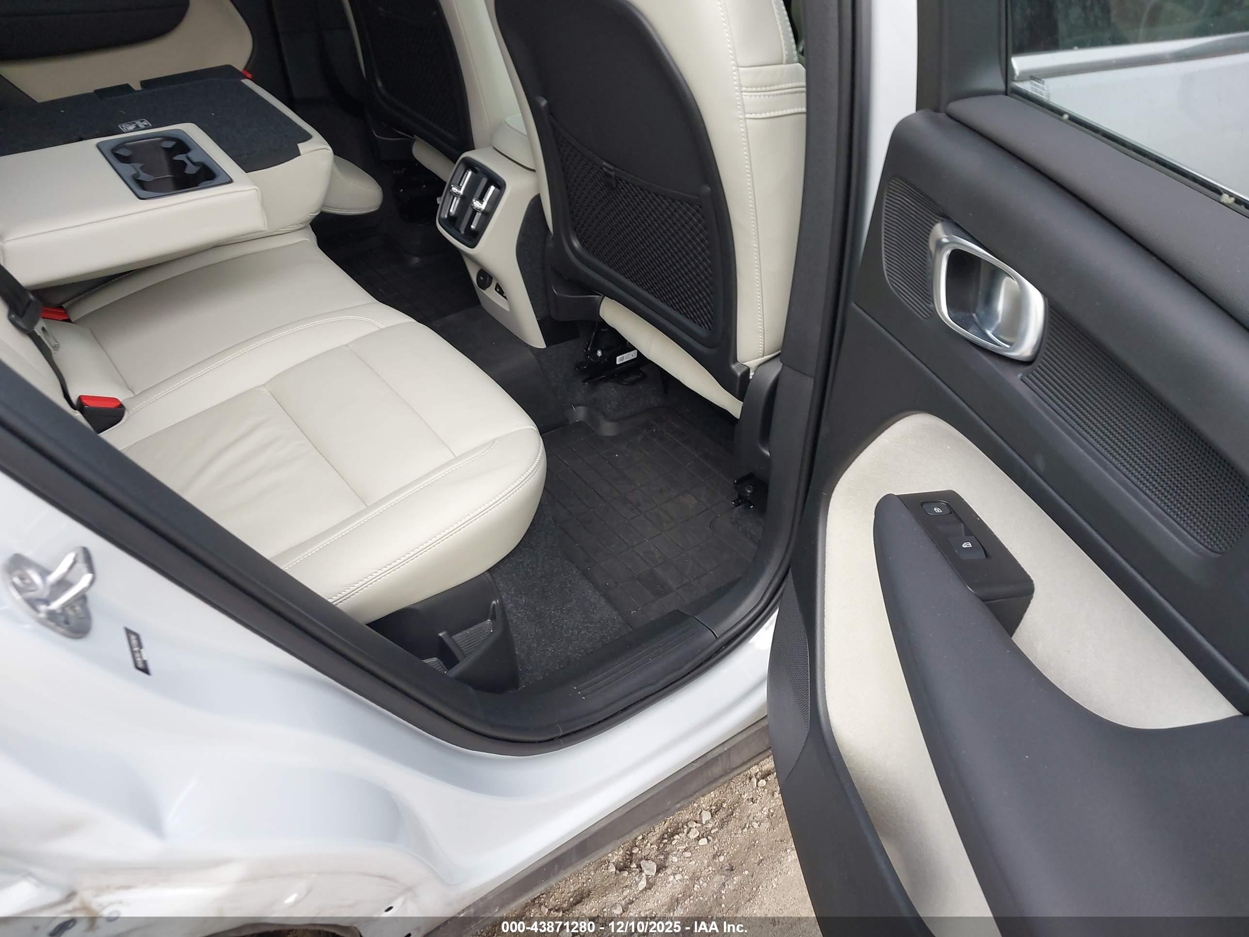 VOLVO XC40 image 8