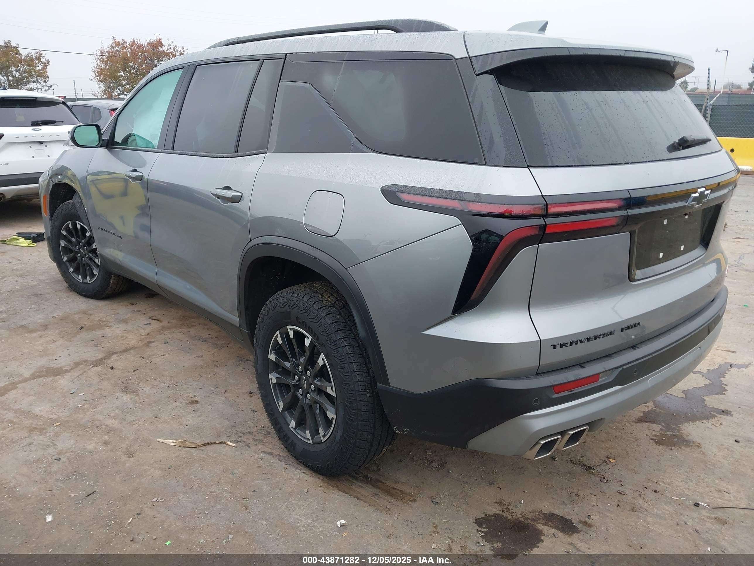 CHEVROLET TRAVERSE image 3
