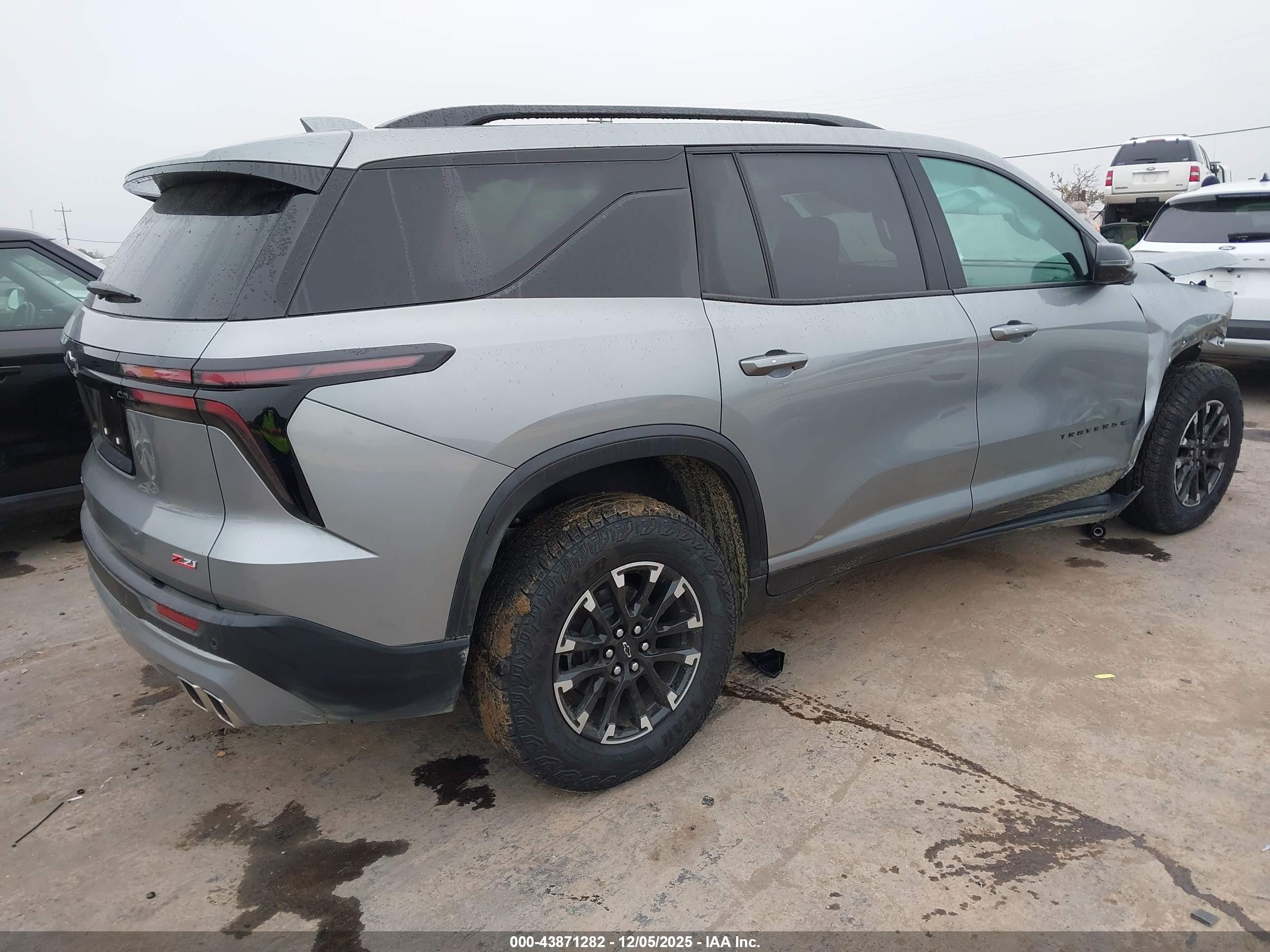 CHEVROLET TRAVERSE image 4