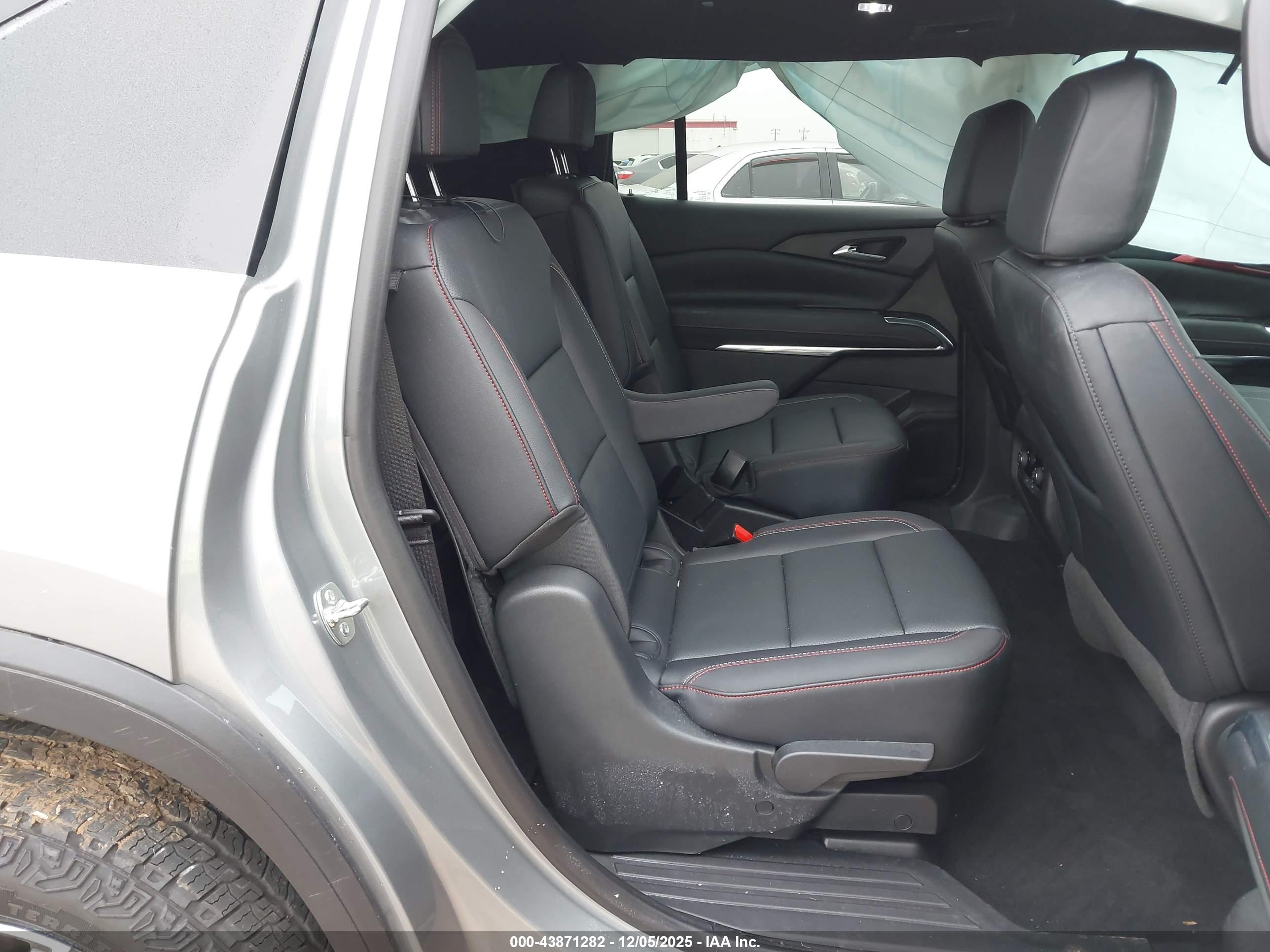 CHEVROLET TRAVERSE image 8