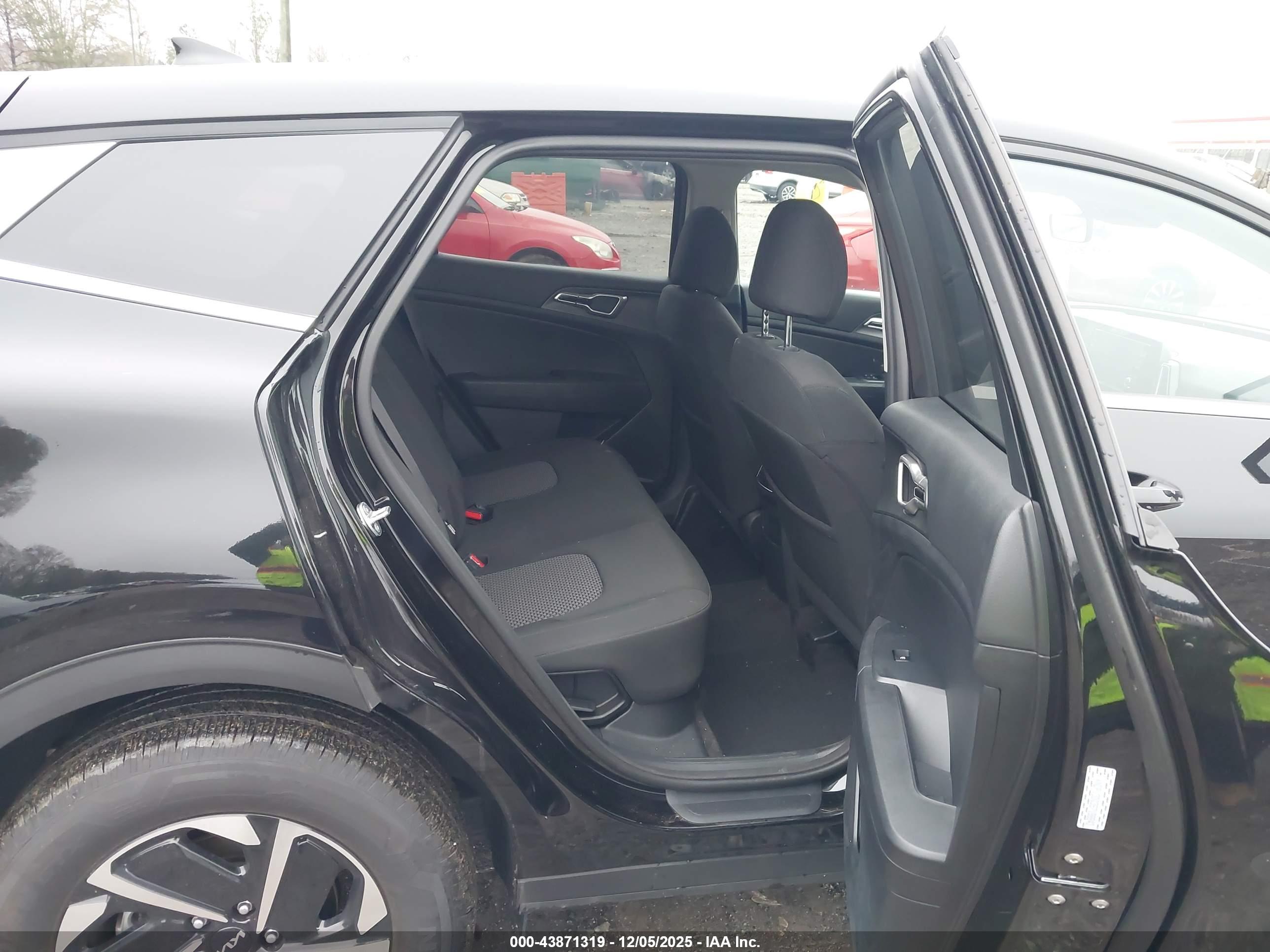 KIA SPORTAGE image 8