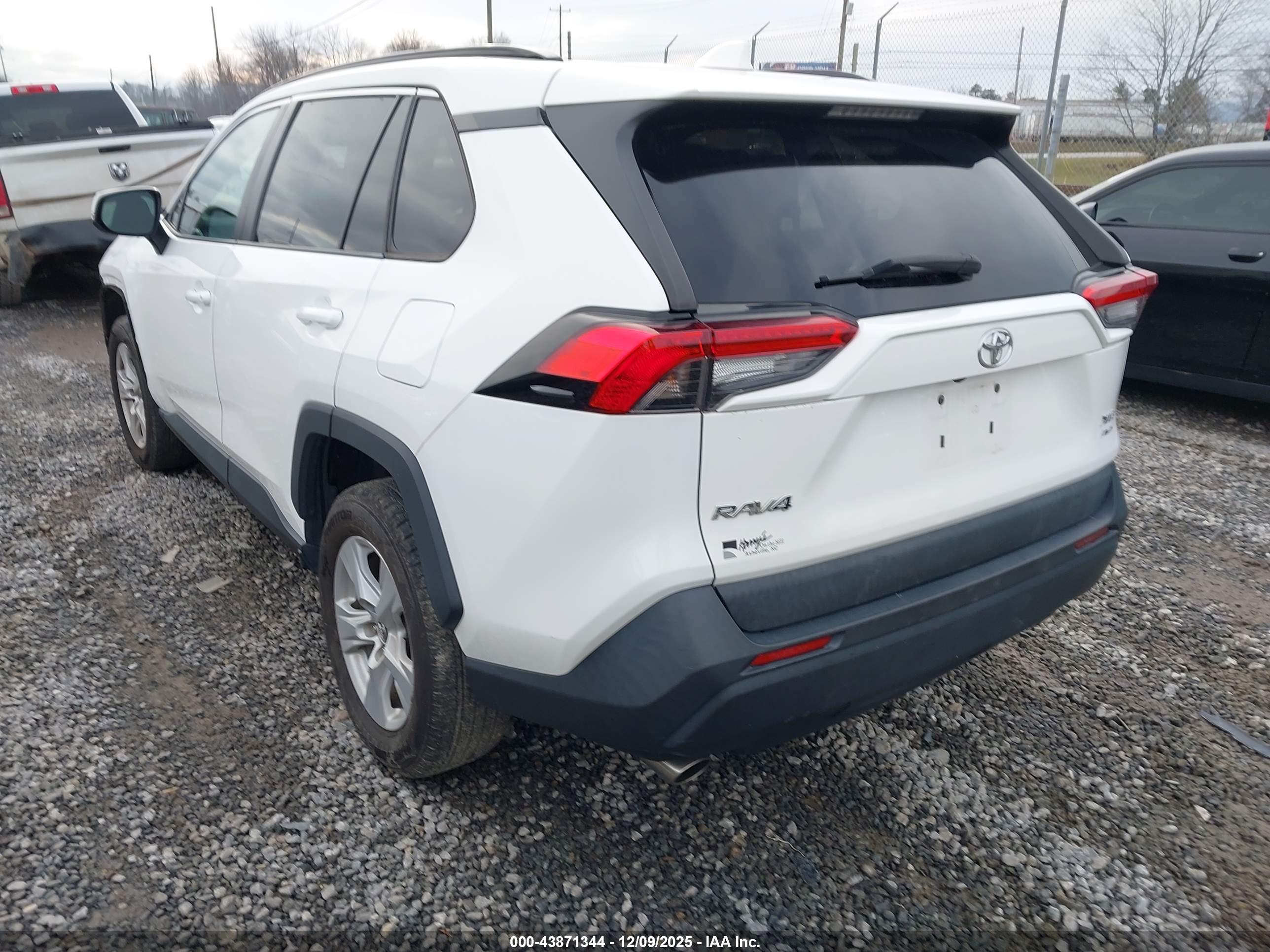 TOYOTA RAV4 image 3