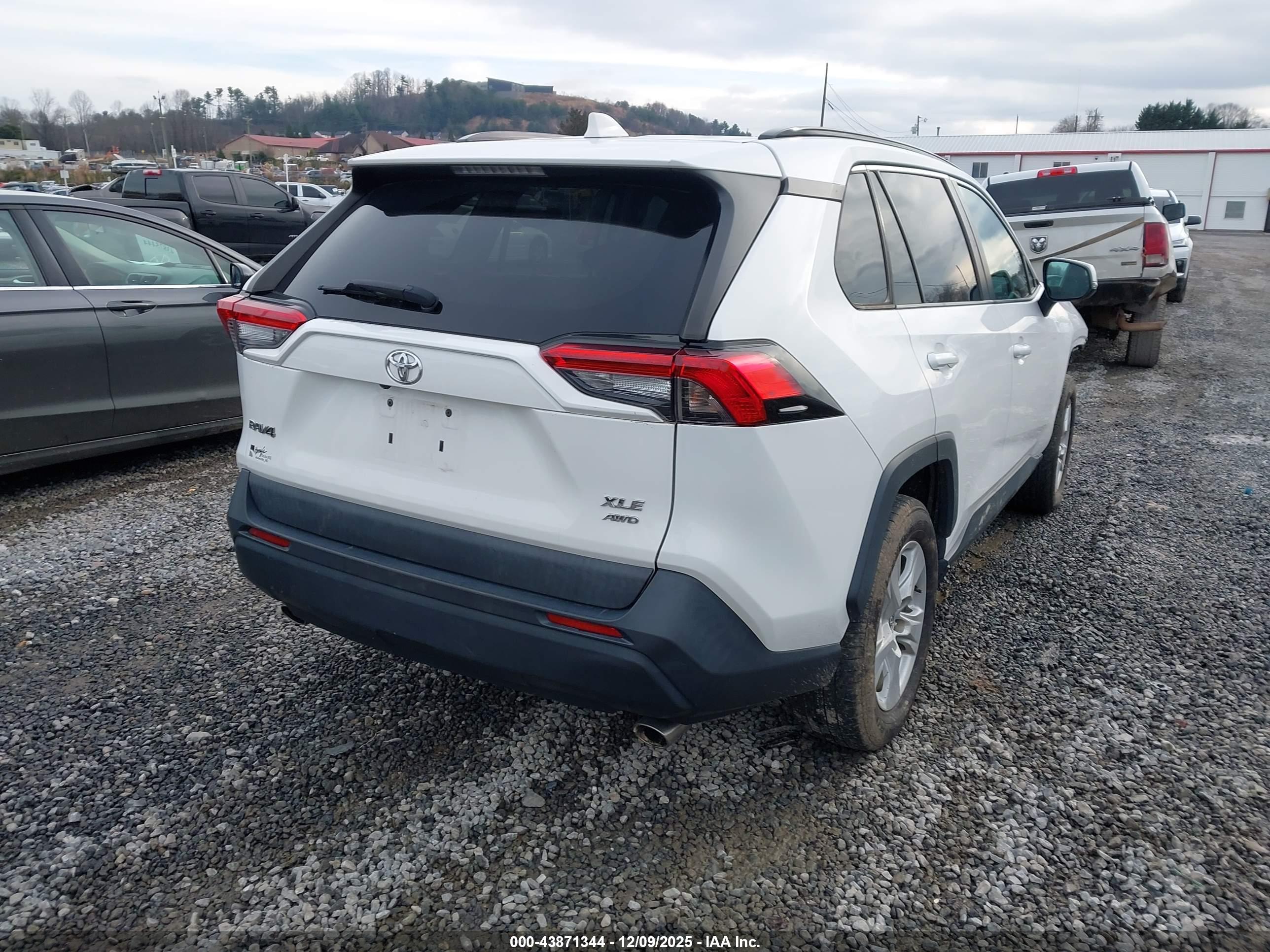 TOYOTA RAV4 image 4