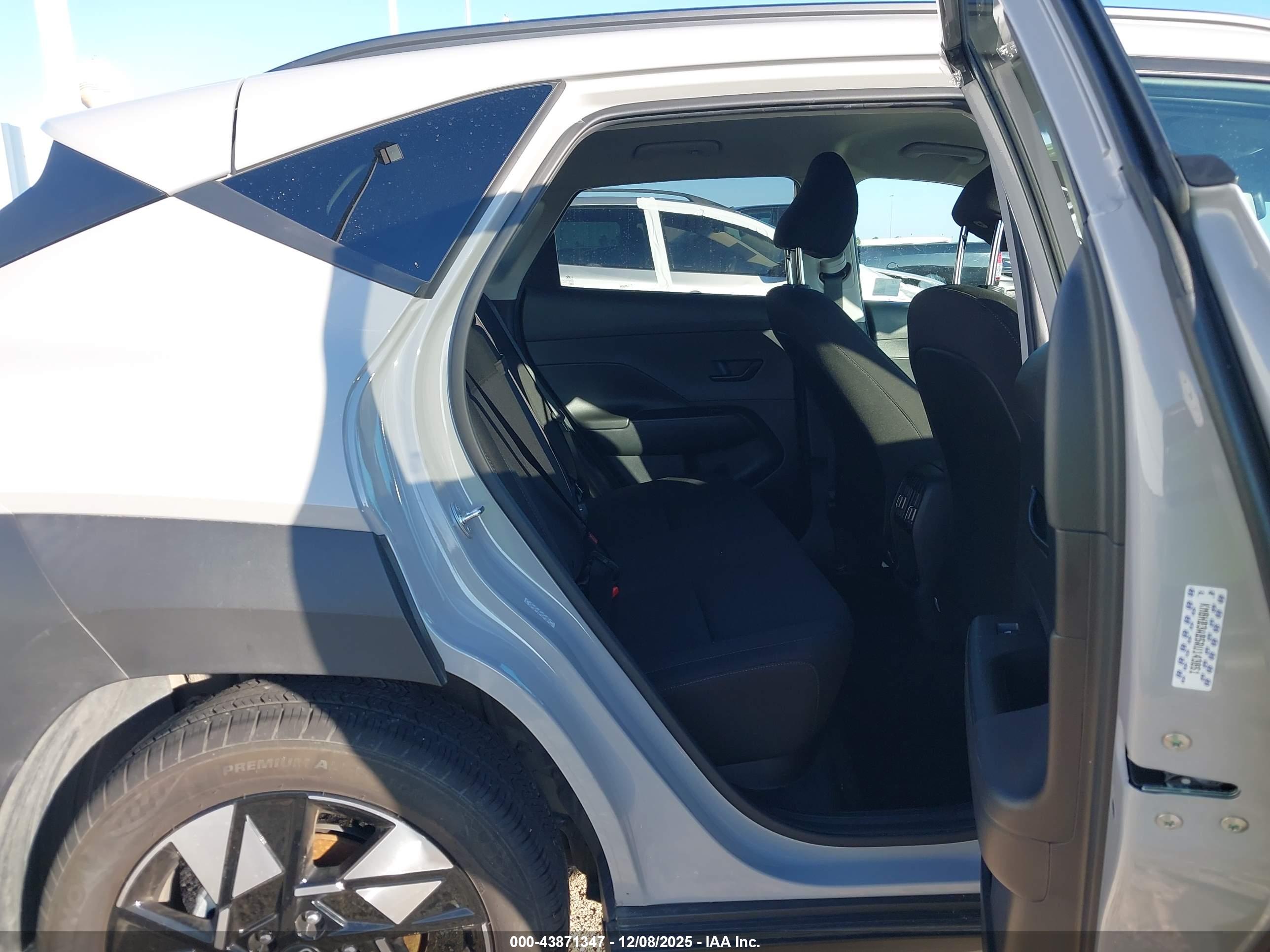 HYUNDAI KONA image 8