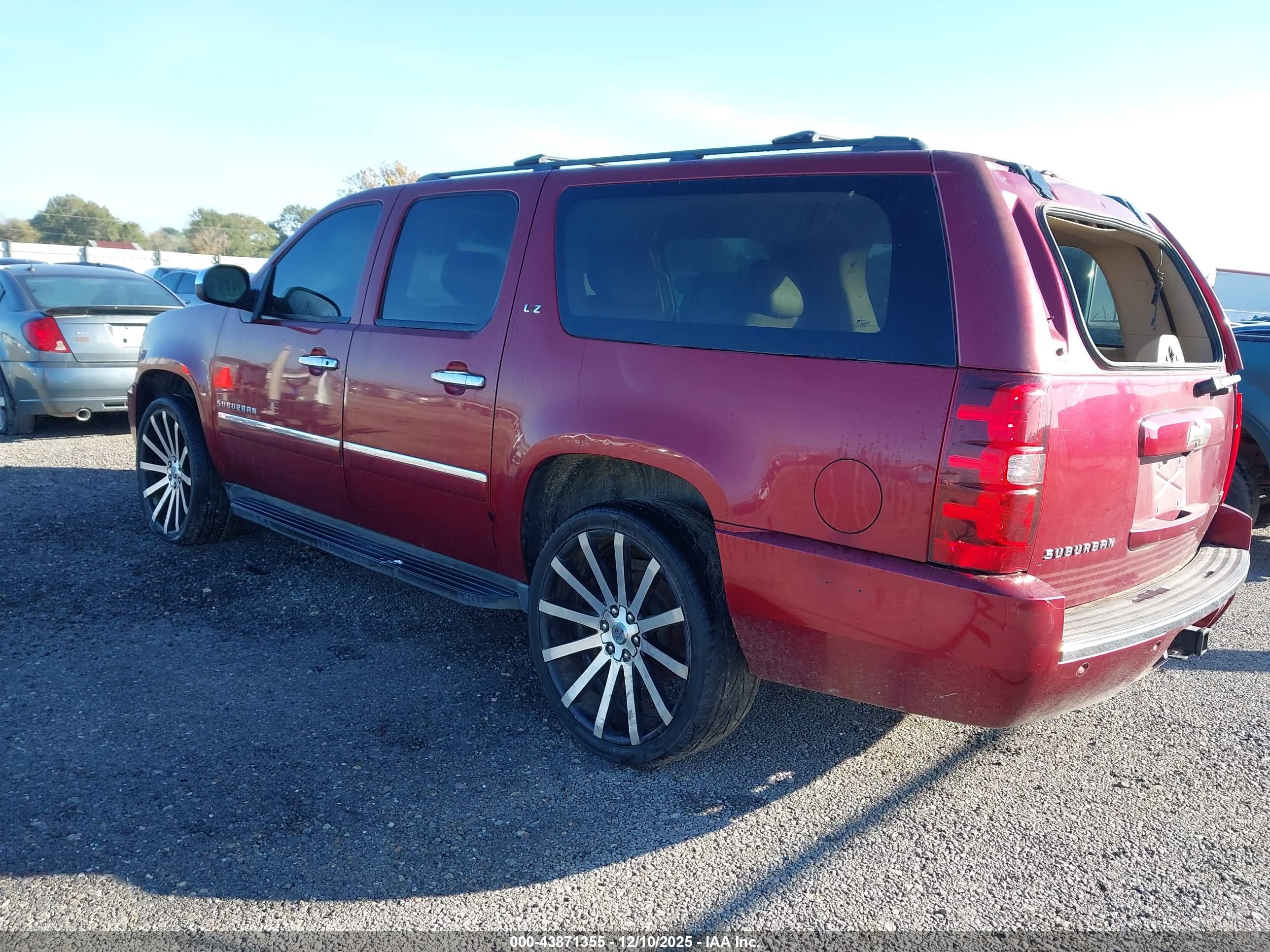 CHEVROLET SUBURBAN image 3