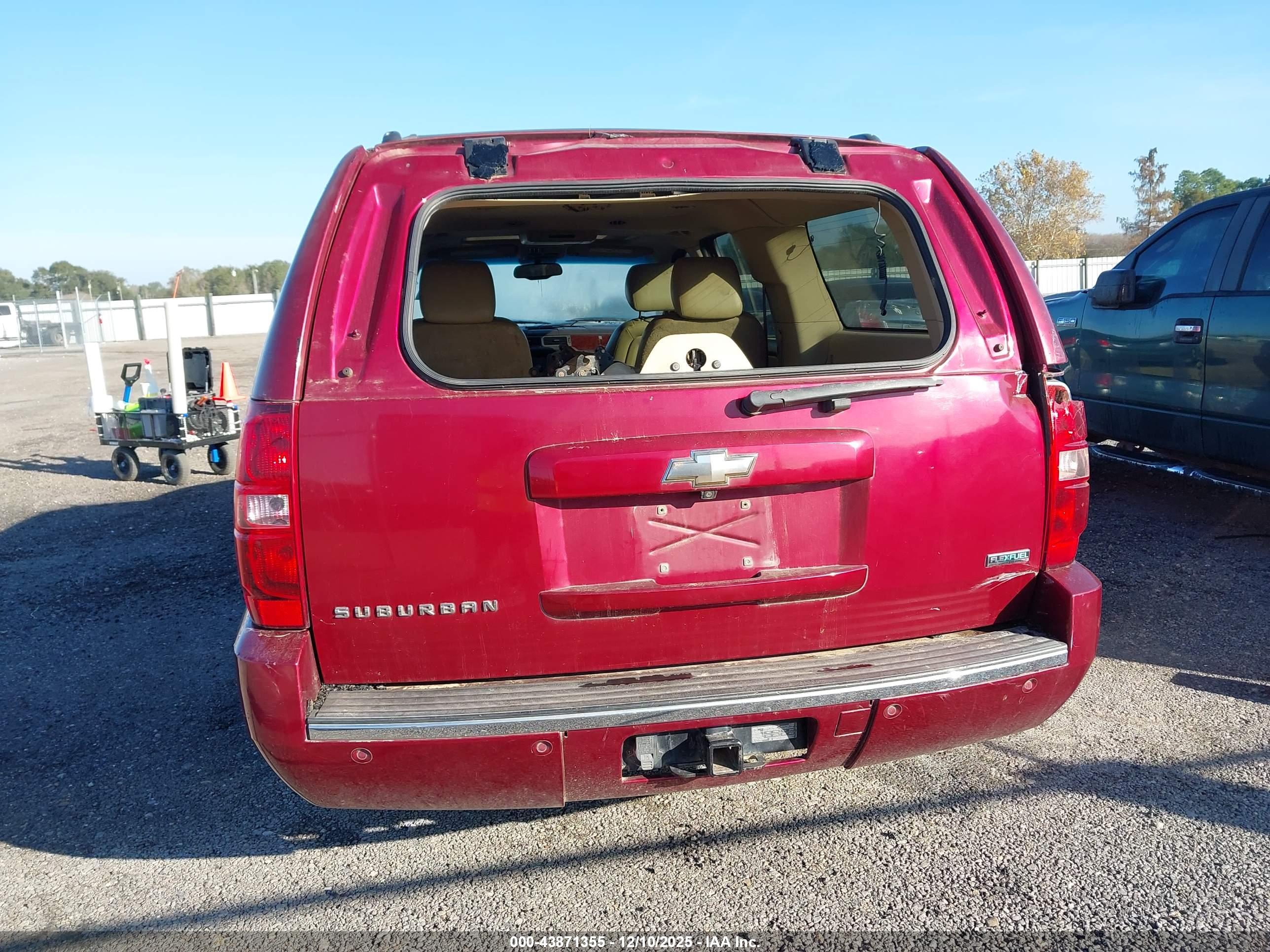 CHEVROLET SUBURBAN image 6