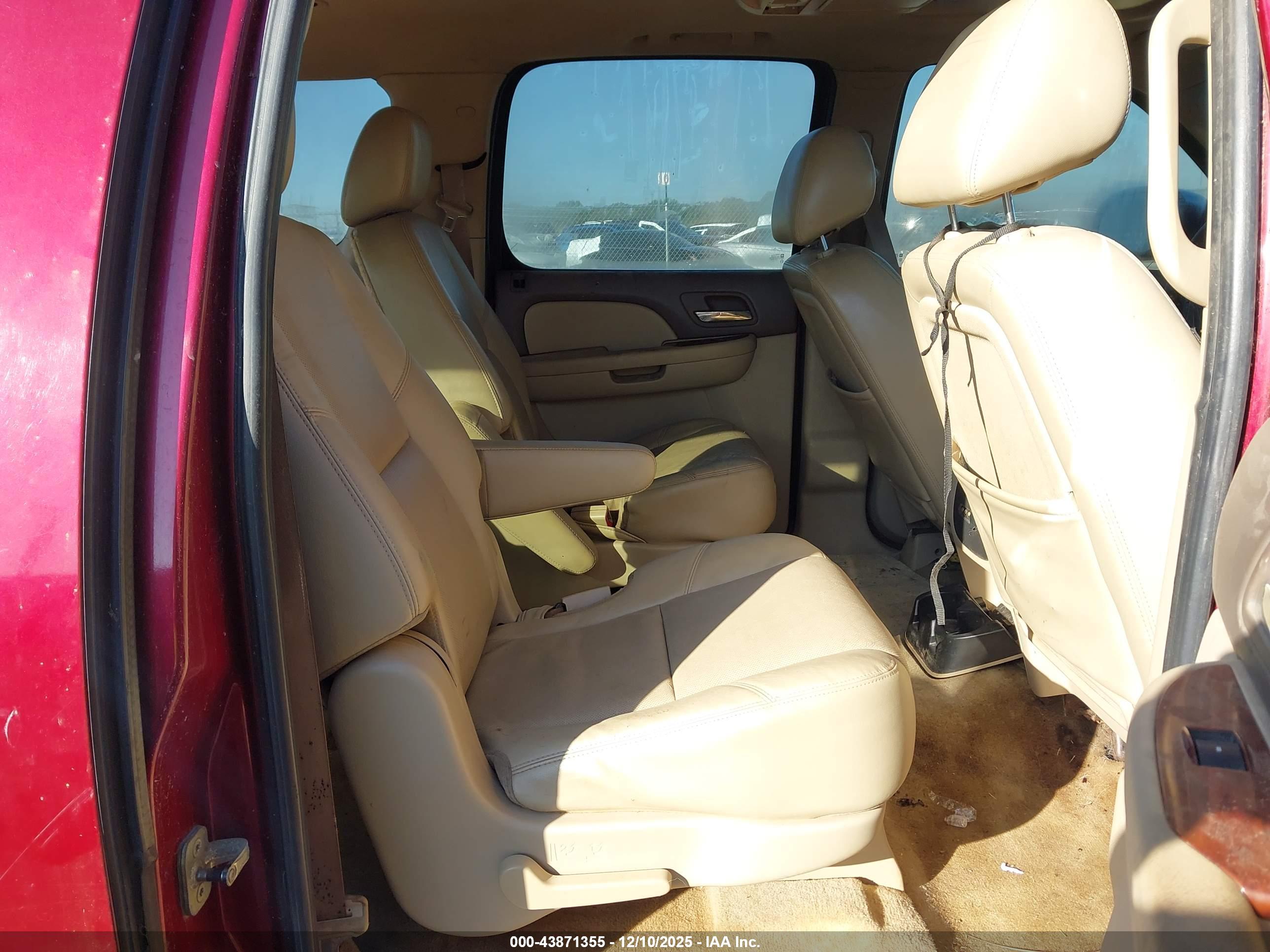 CHEVROLET SUBURBAN image 8