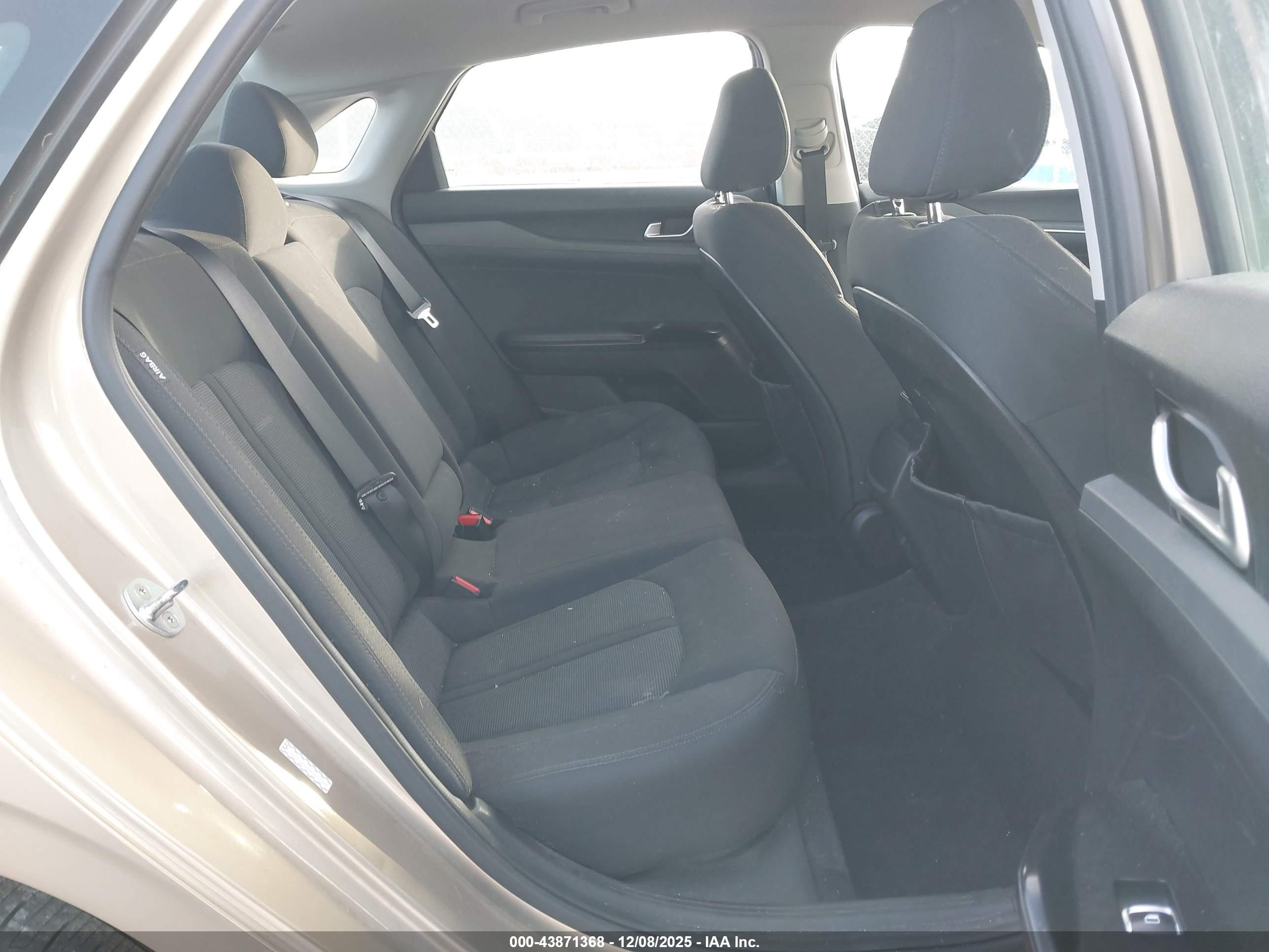 KIA K5 image 8