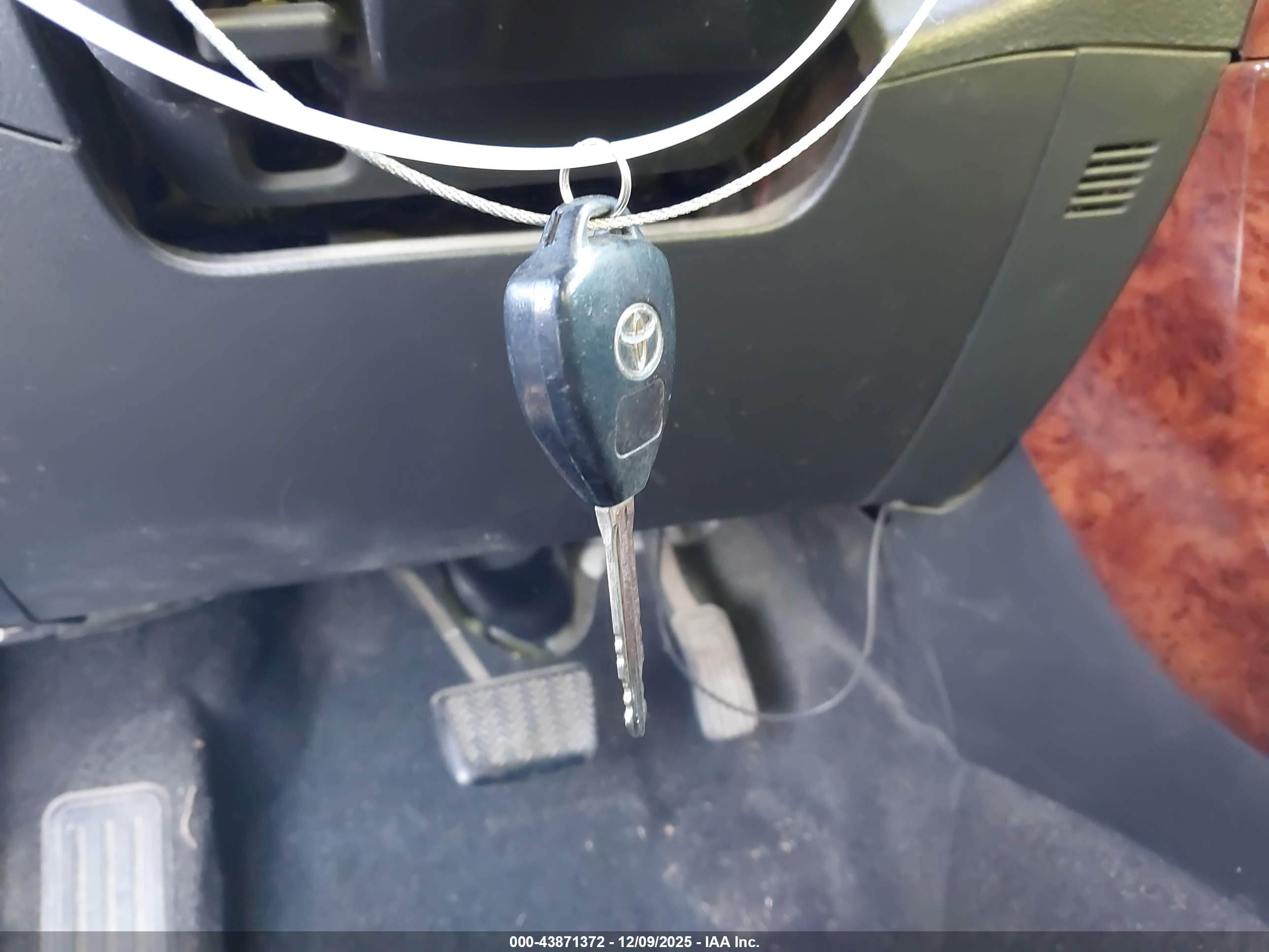 TOYOTA RAV4 image 11