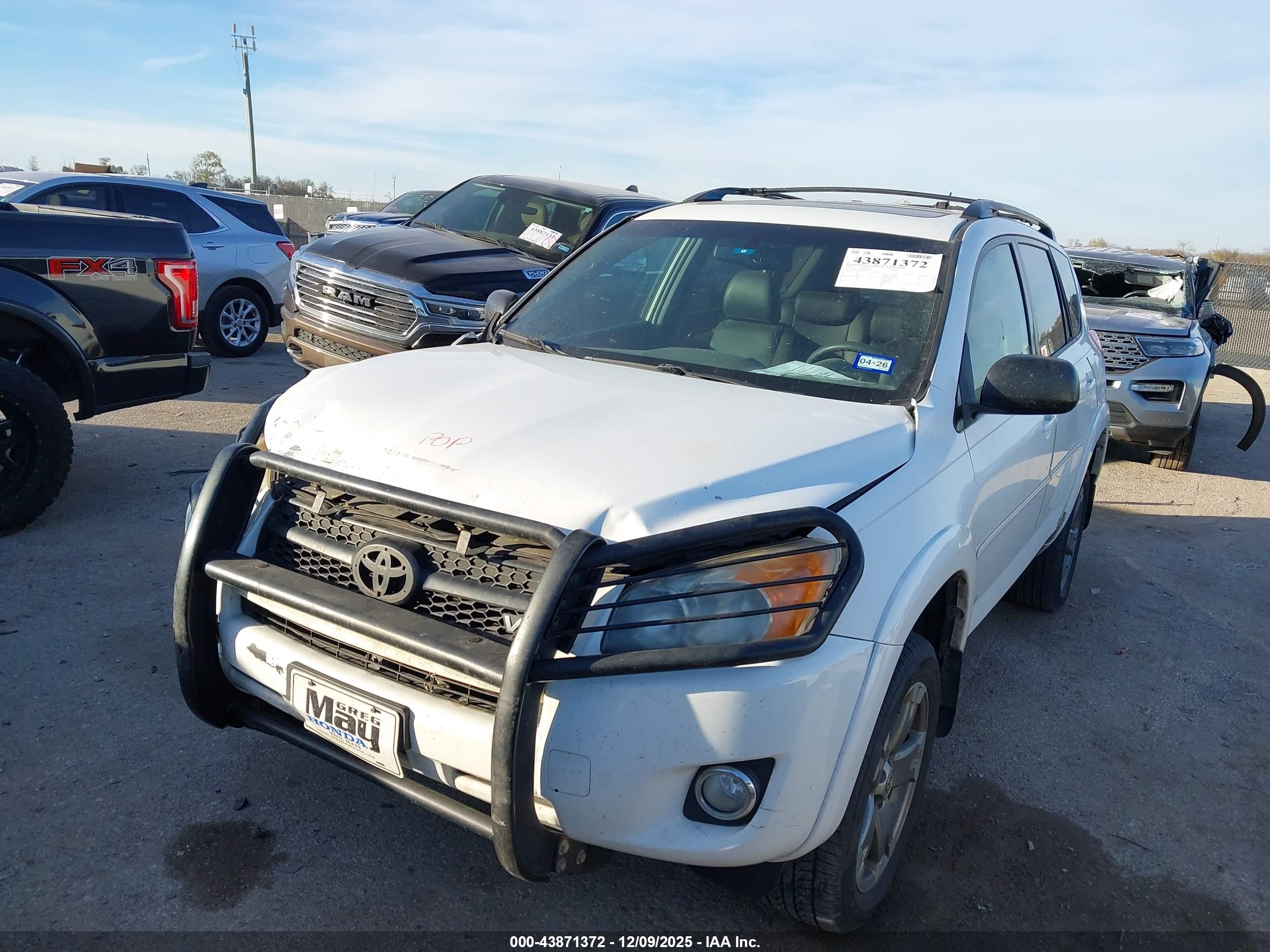 TOYOTA RAV4 image 2