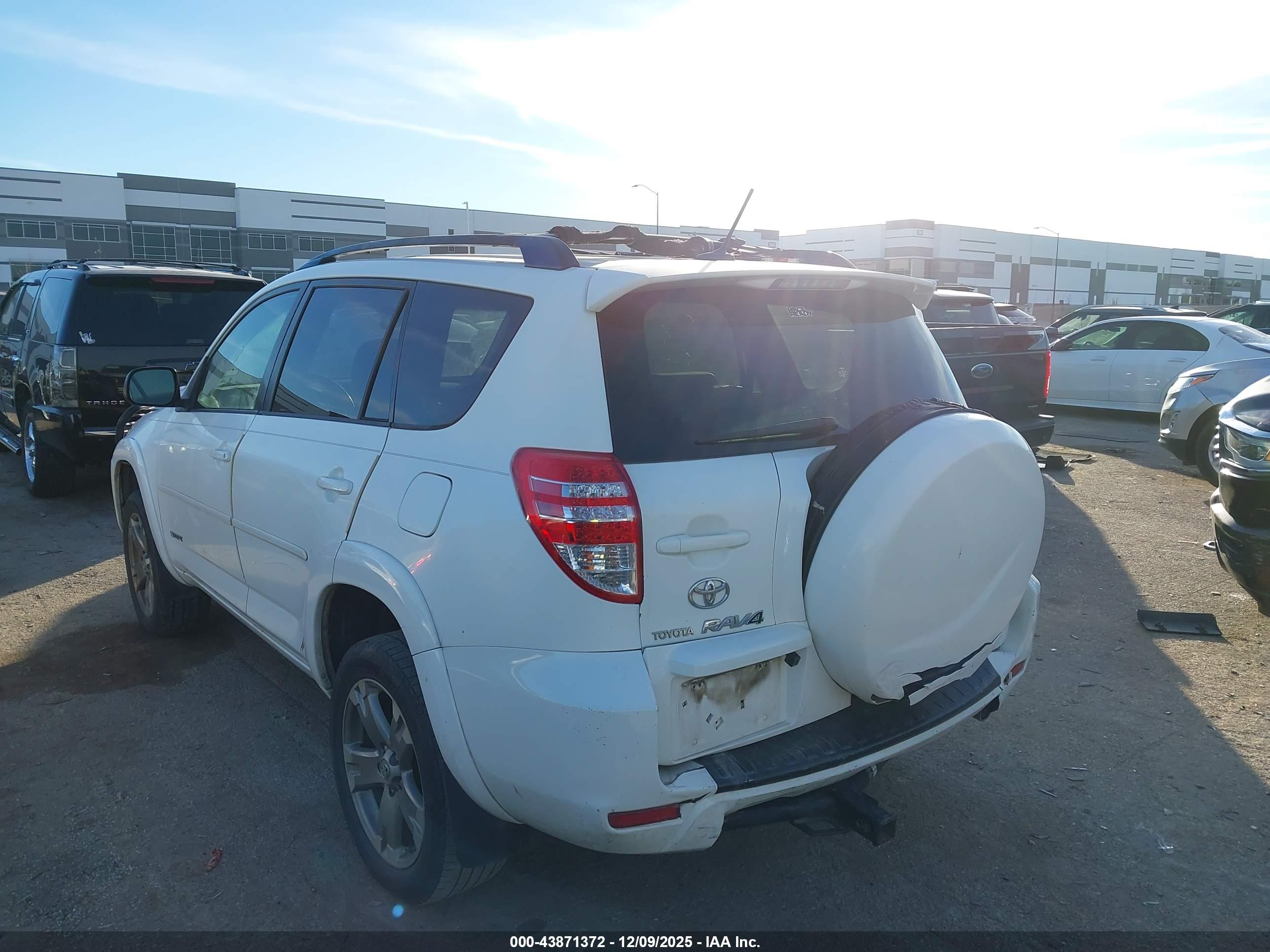 TOYOTA RAV4 image 3