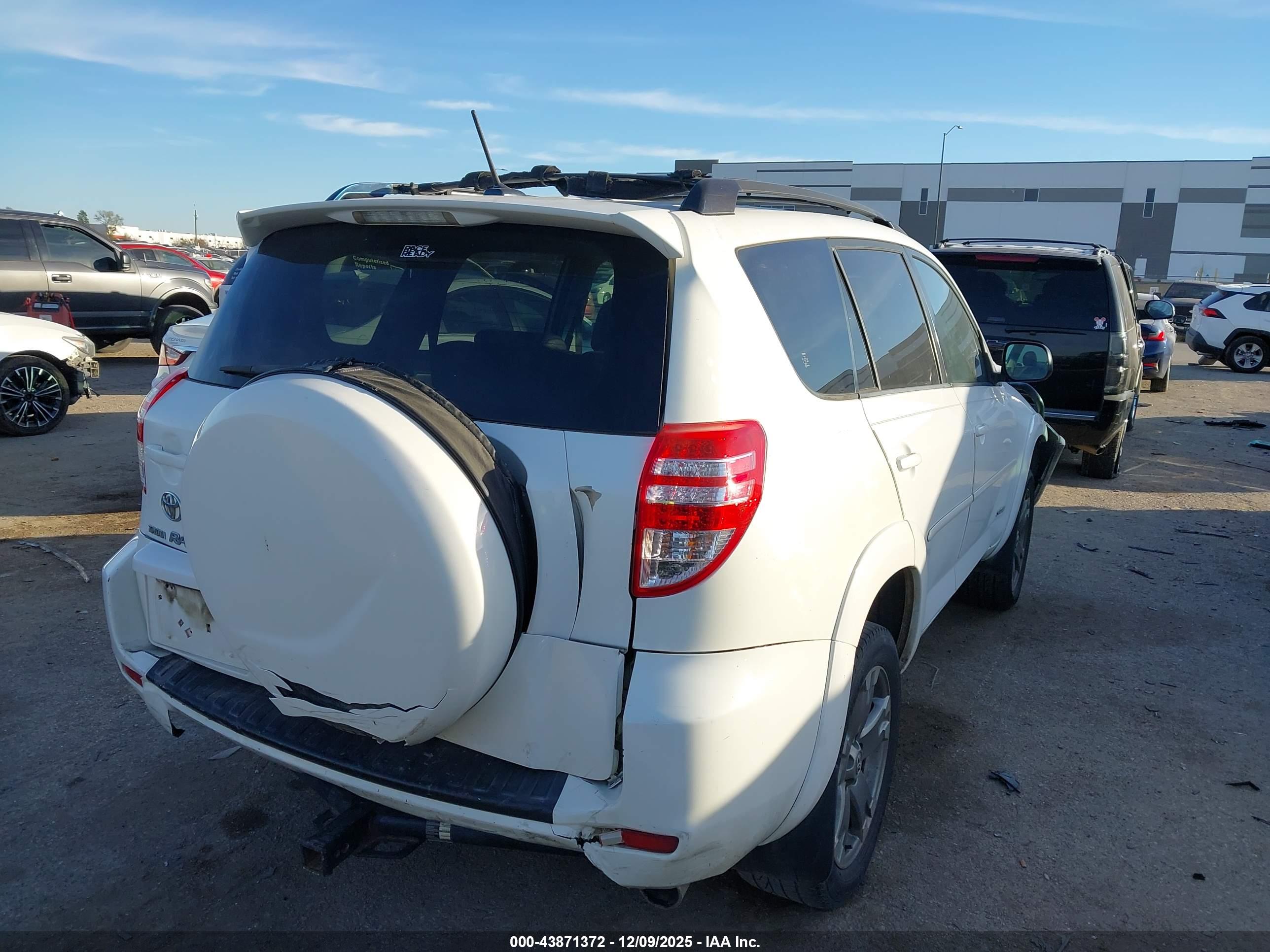 TOYOTA RAV4 image 4