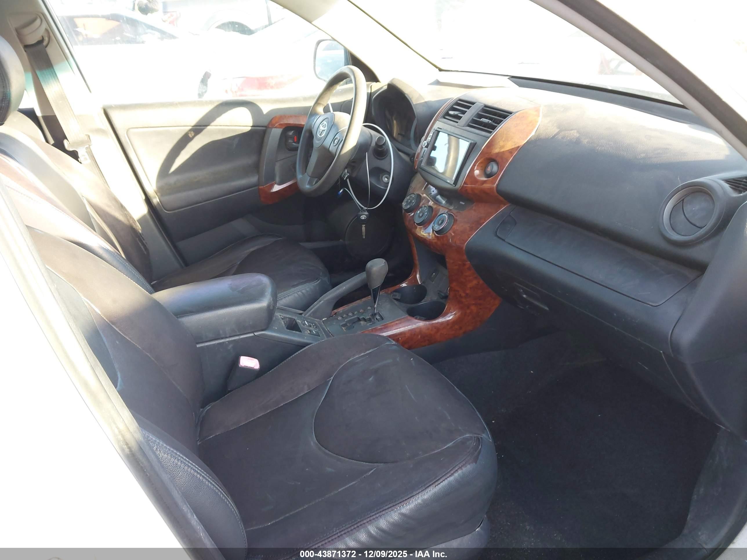 TOYOTA RAV4 image 5