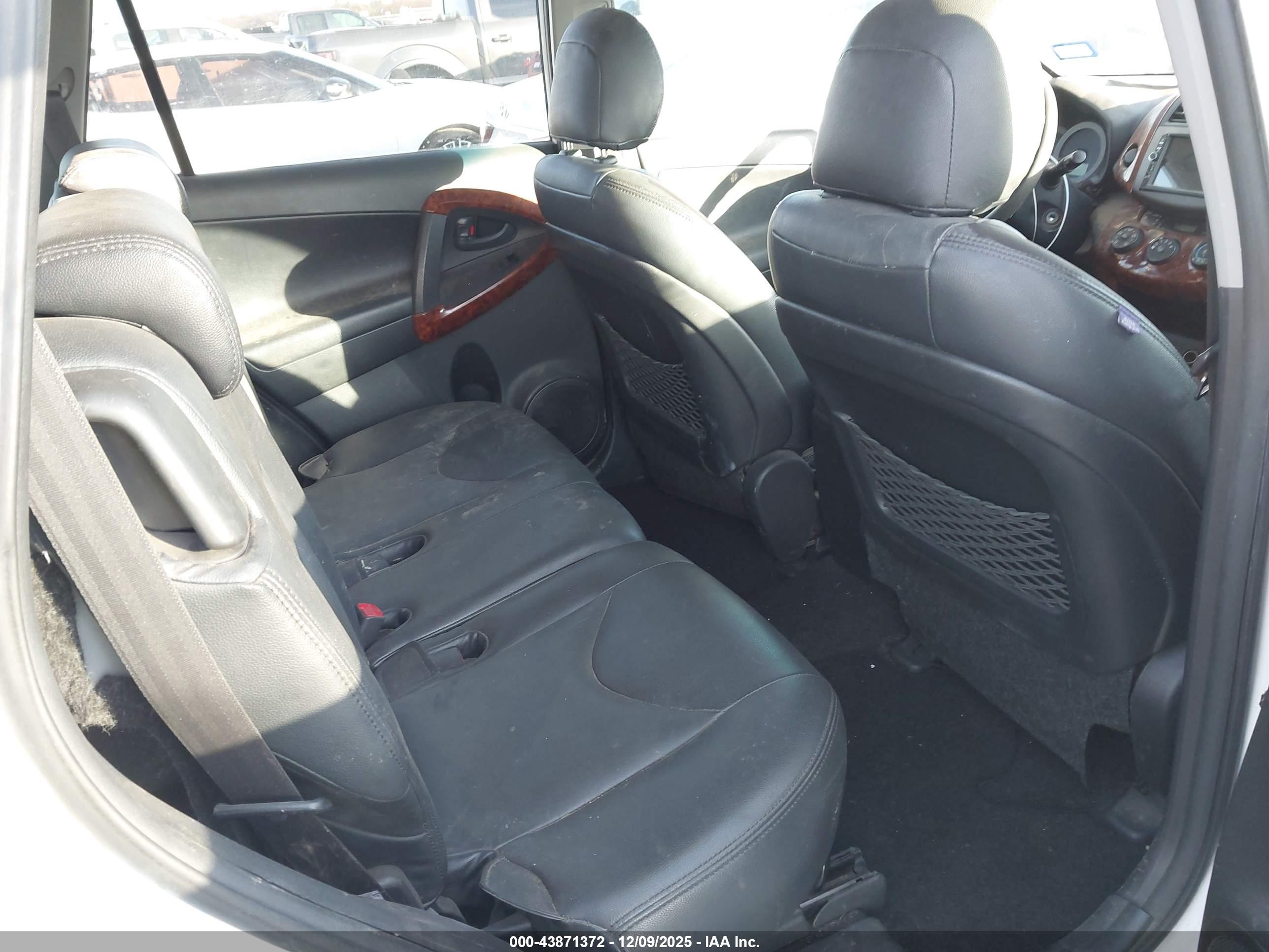 TOYOTA RAV4 image 8