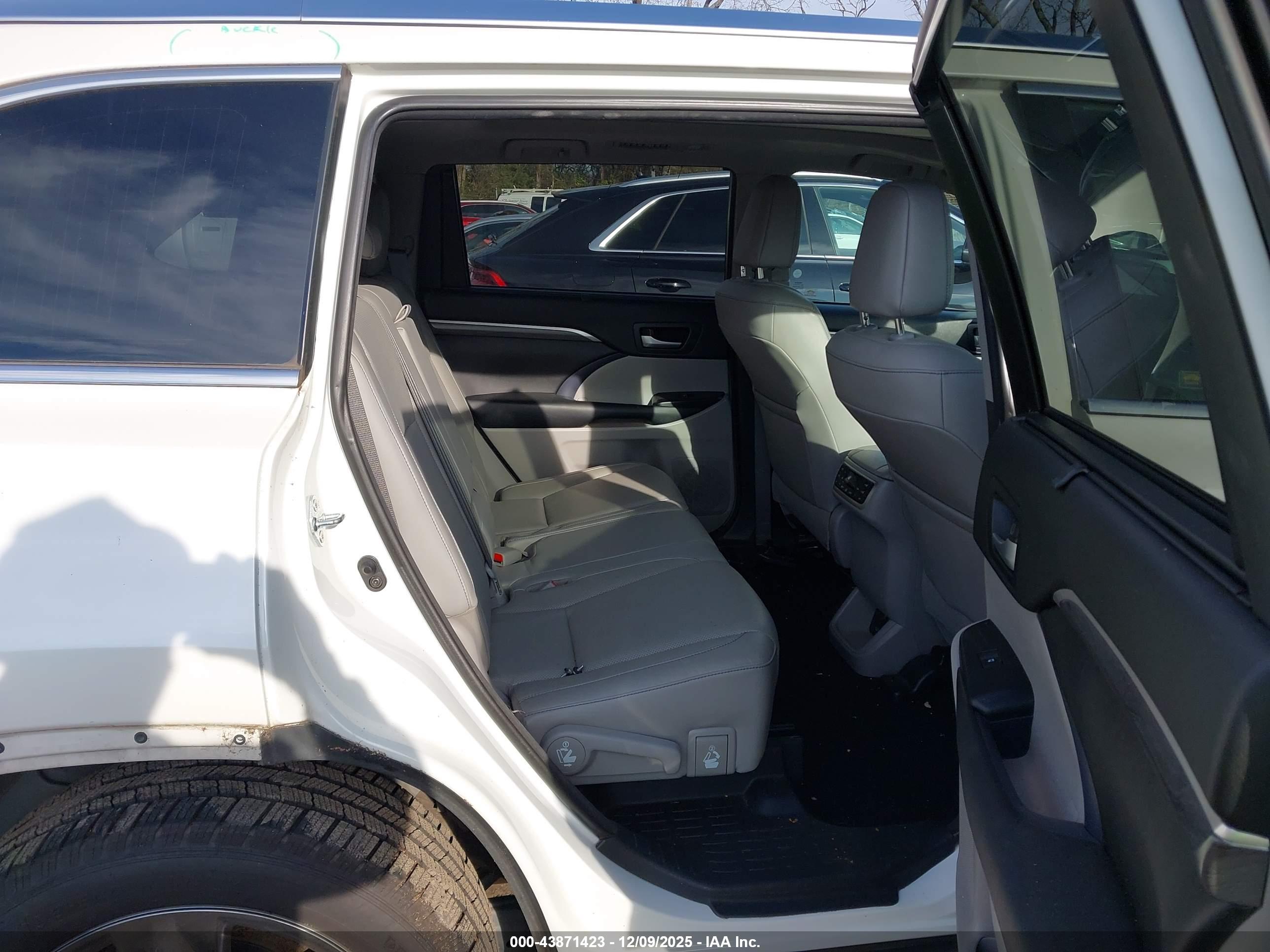 TOYOTA HIGHLANDER image 8