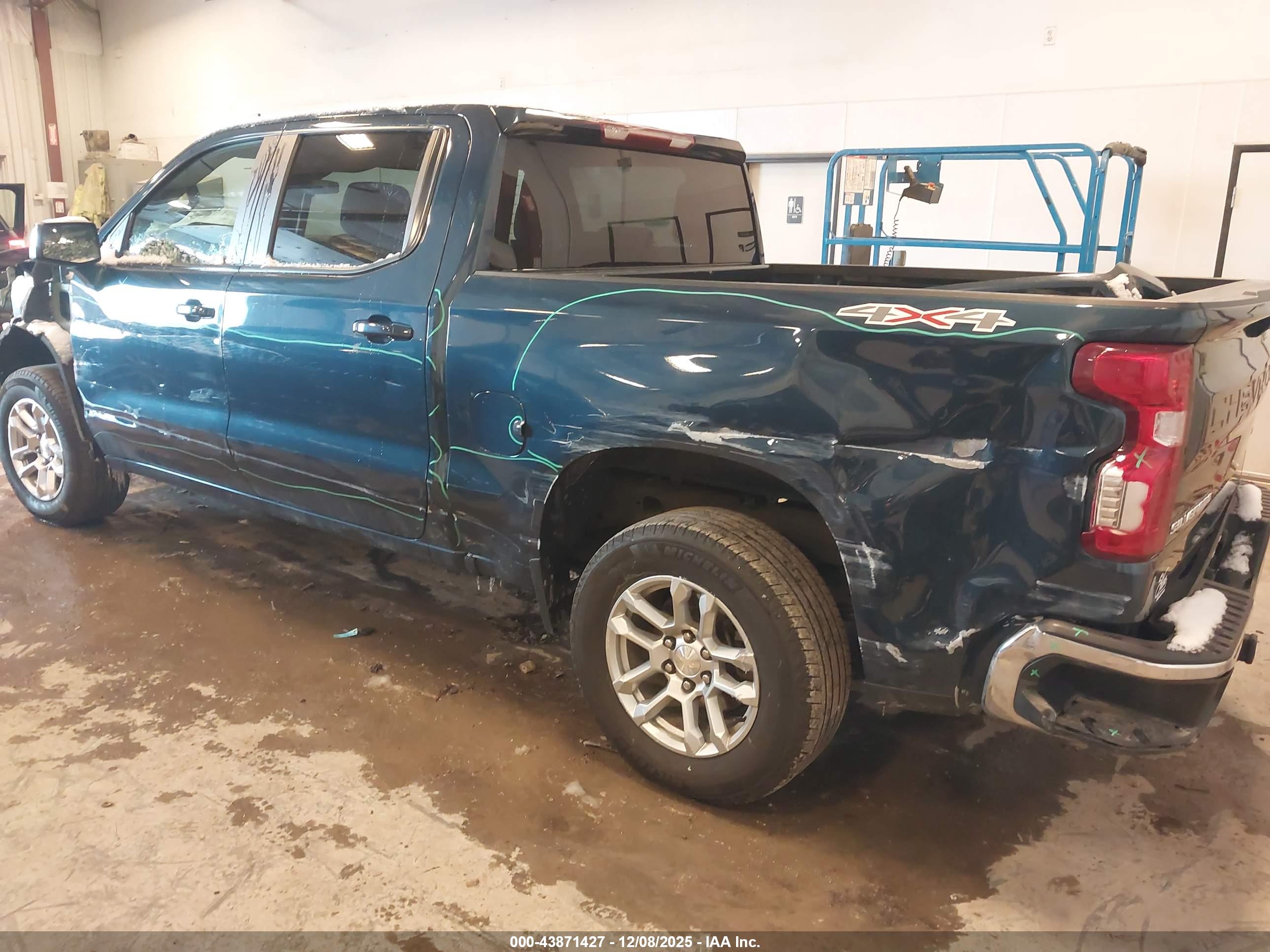 CHEVROLET SILVERADO image 3