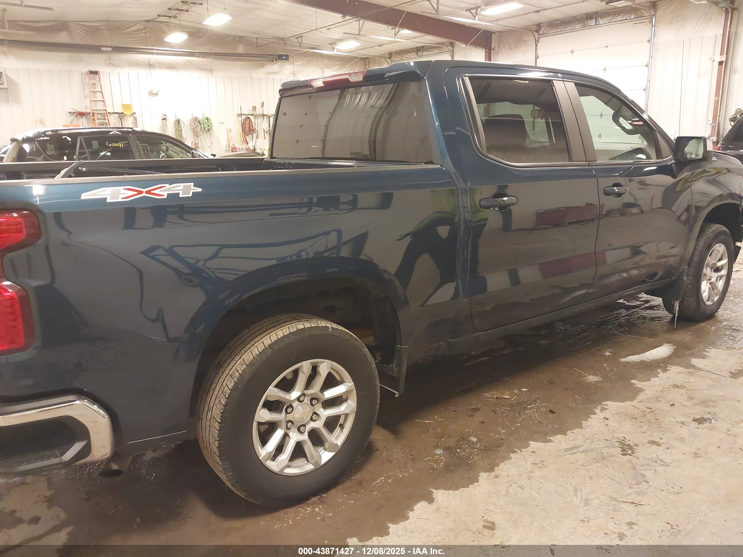 CHEVROLET SILVERADO image 4