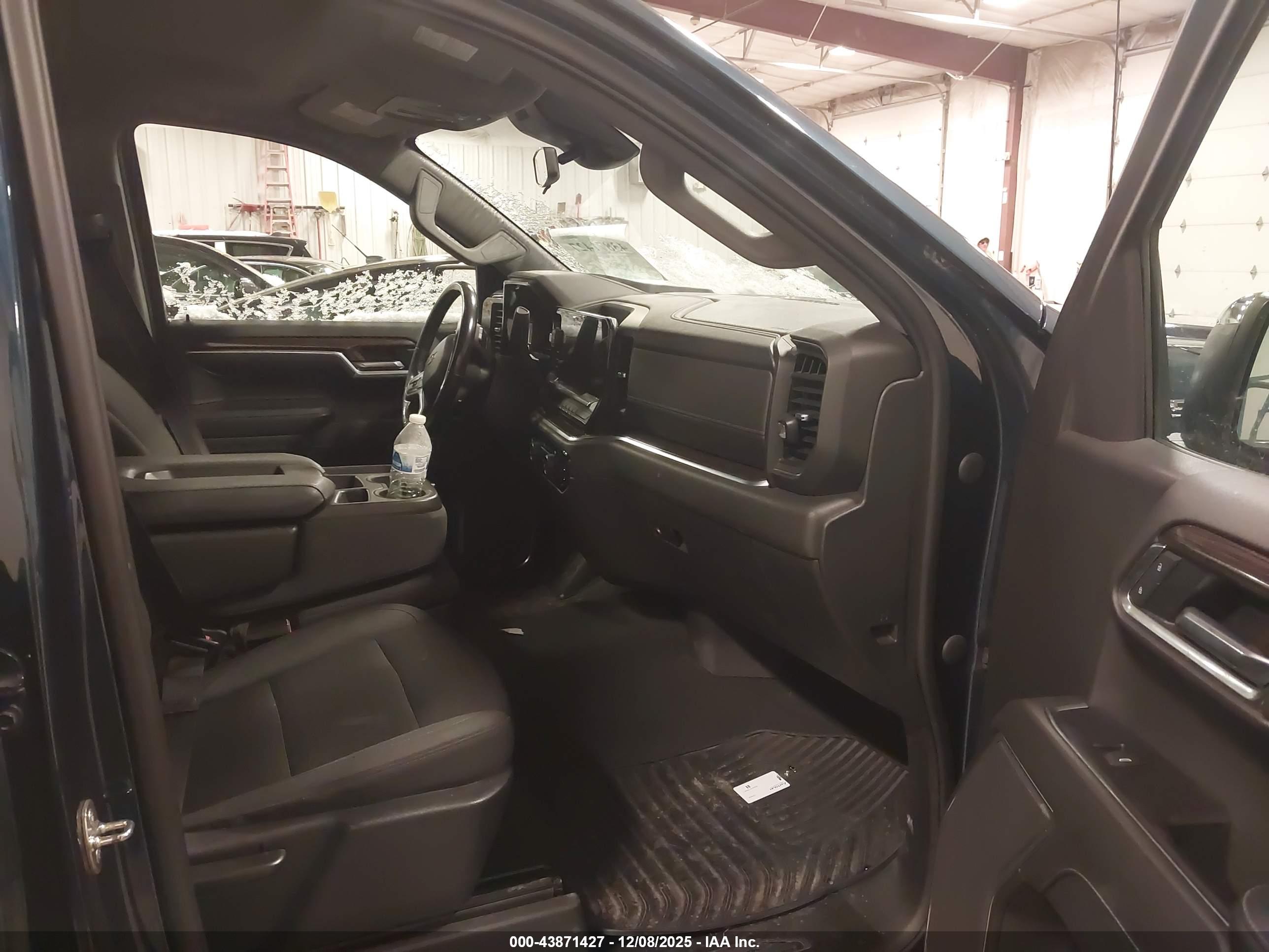 CHEVROLET SILVERADO image 5