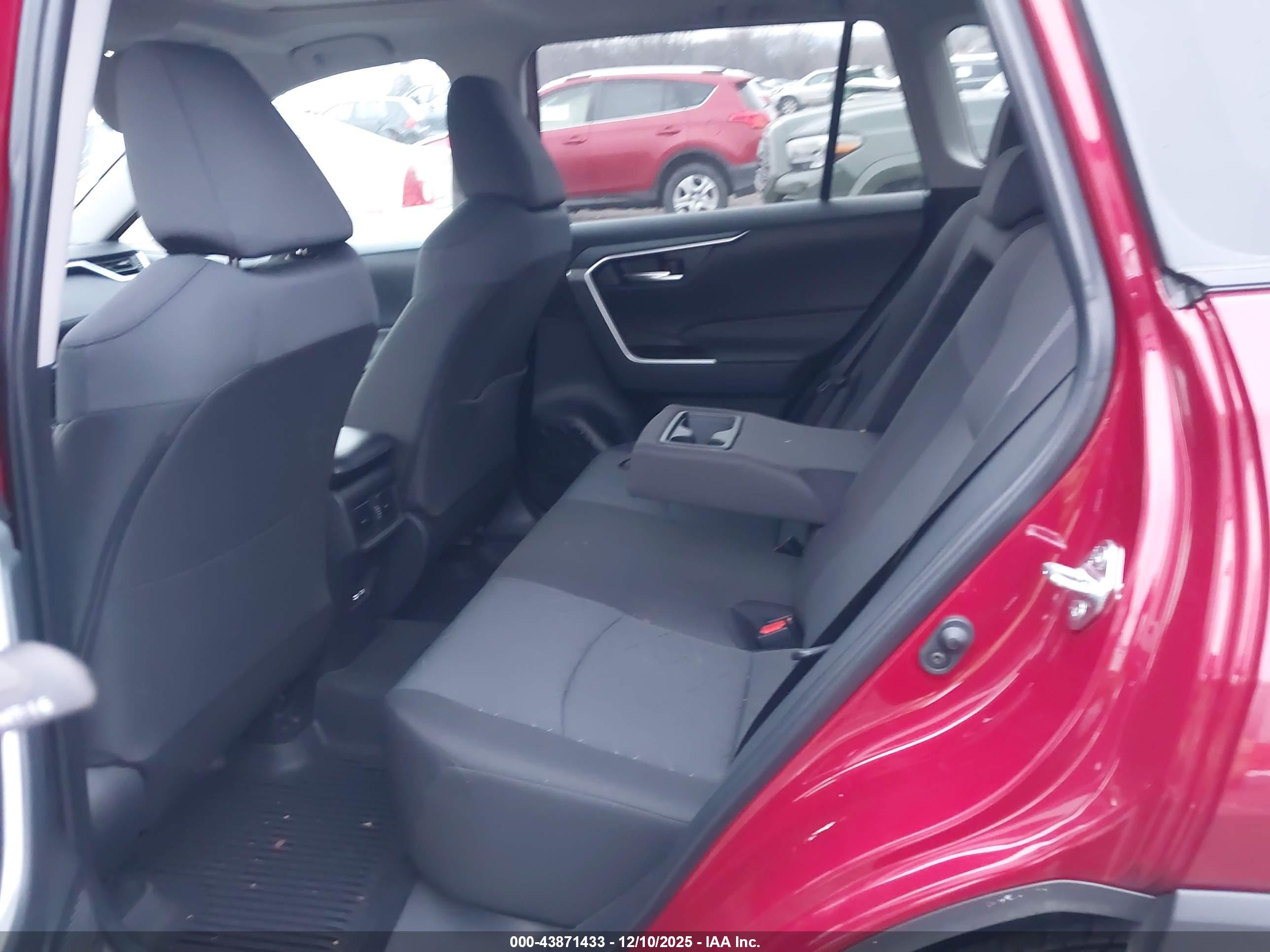 TOYOTA RAV4 image 8