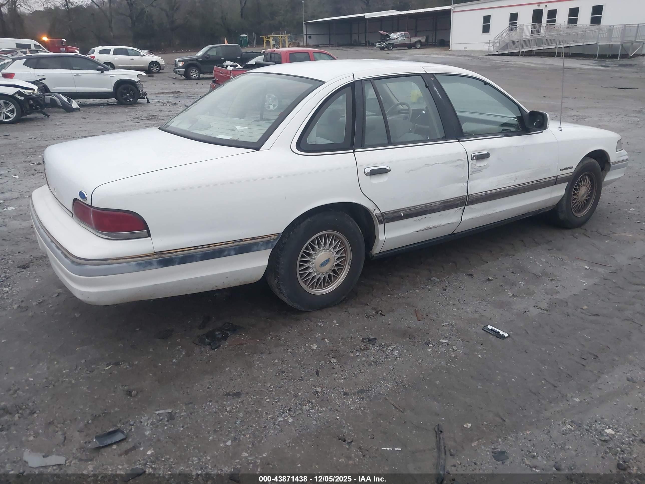 FORD CROWN image 4