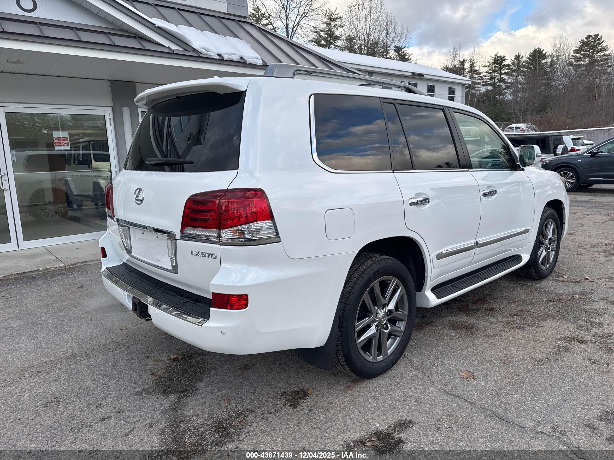 LEXUS LX image 4