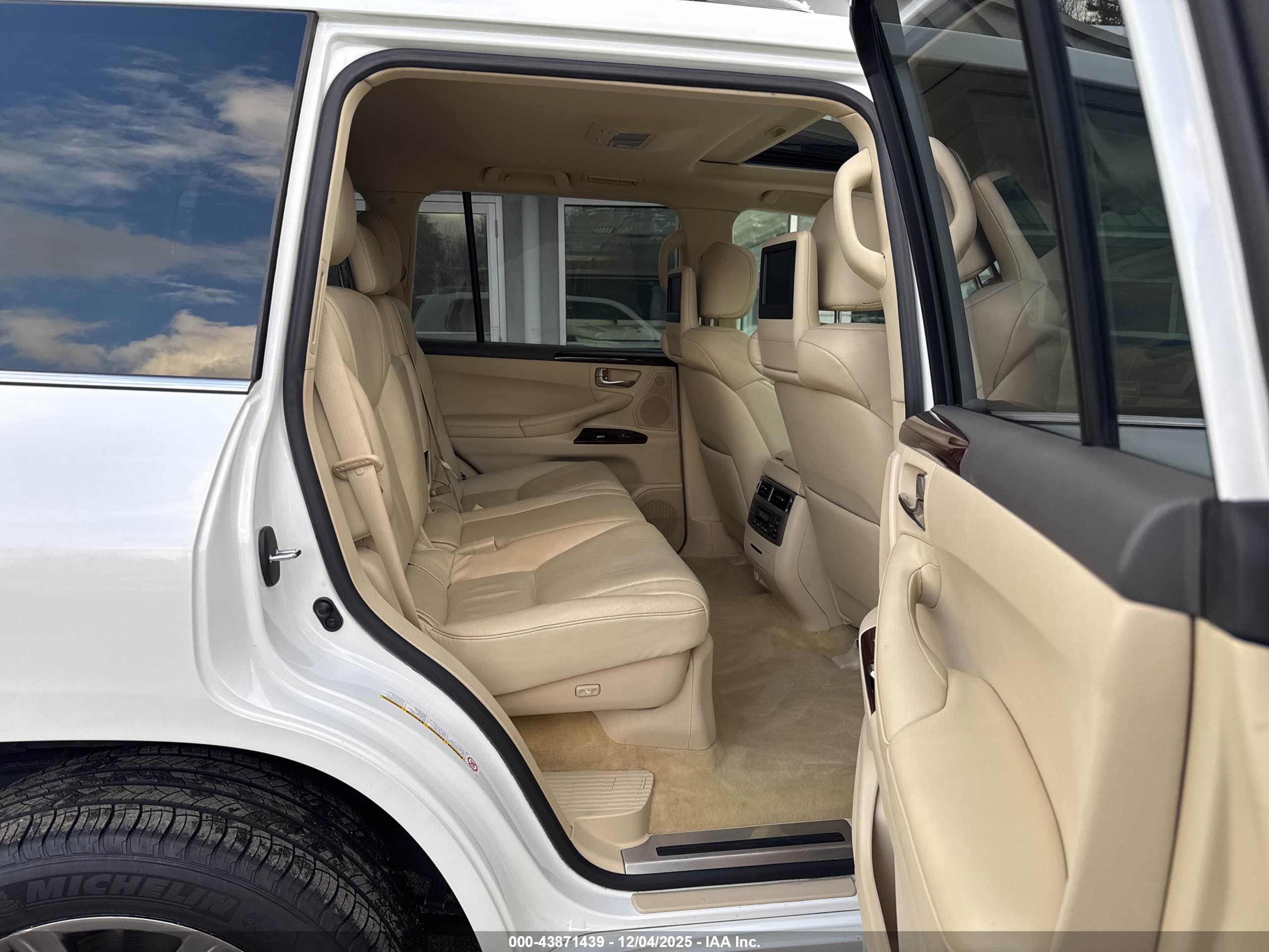LEXUS LX image 8