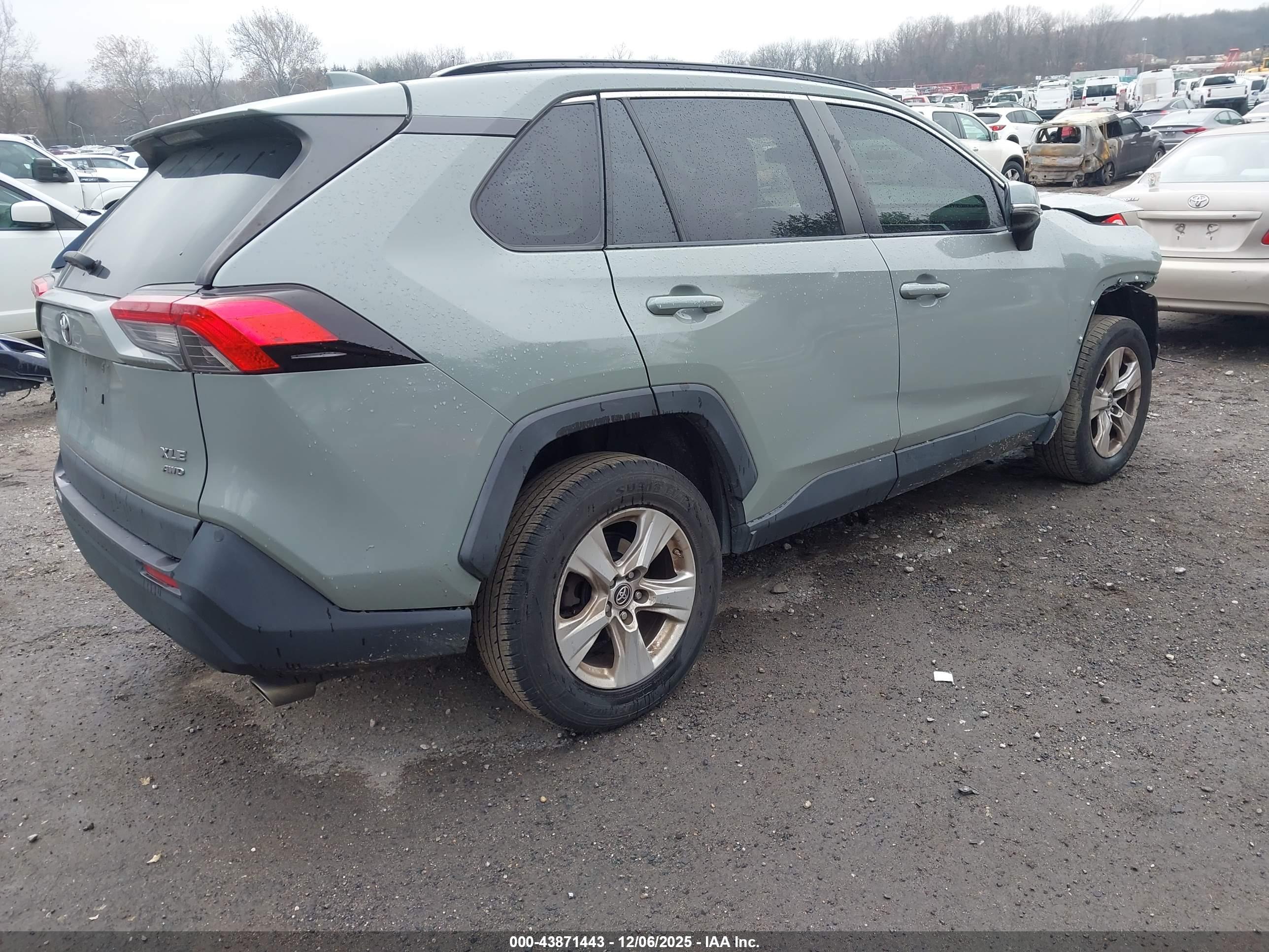 TOYOTA RAV4 image 4