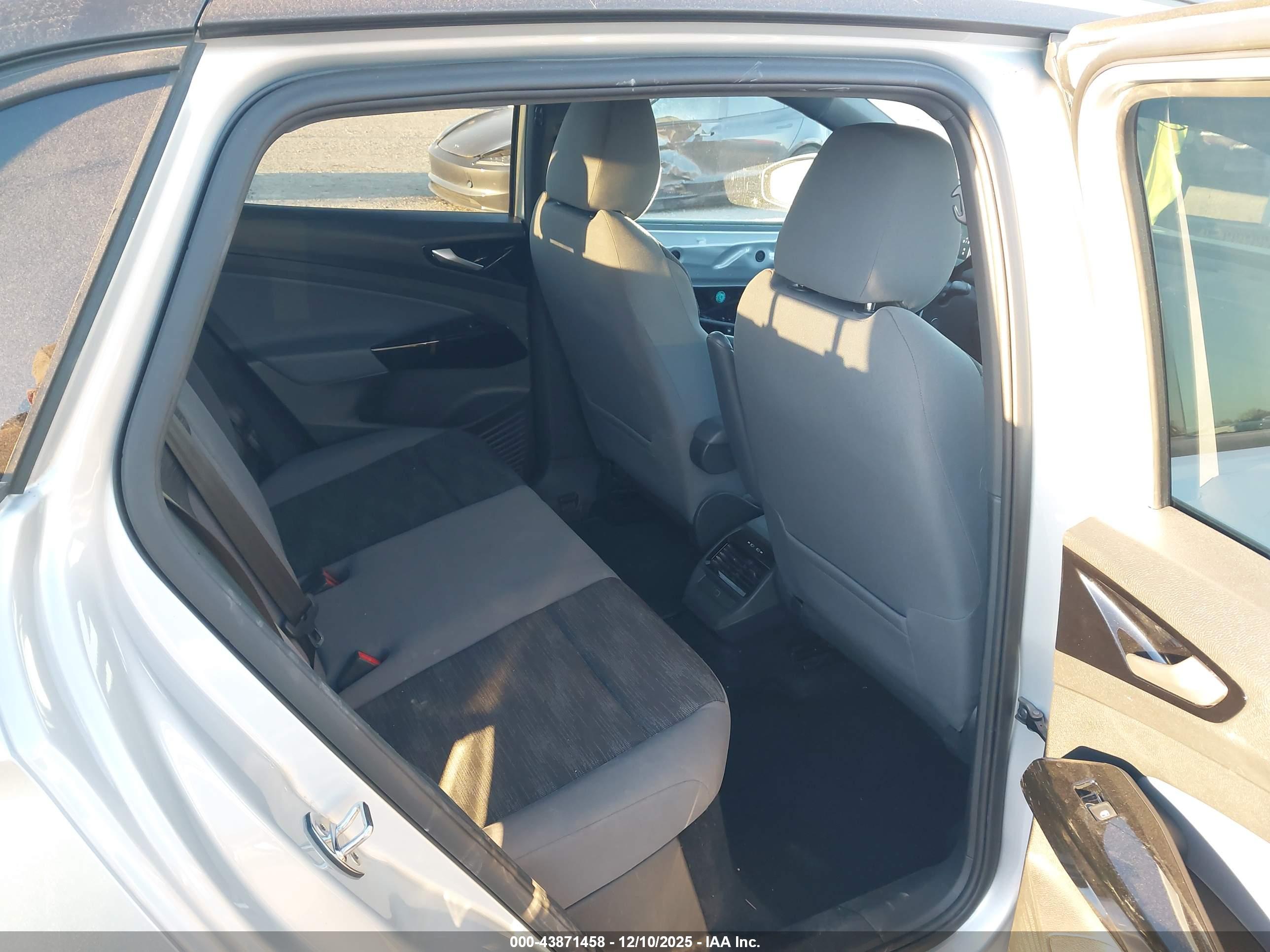 VOLKSWAGEN ID.4 image 8