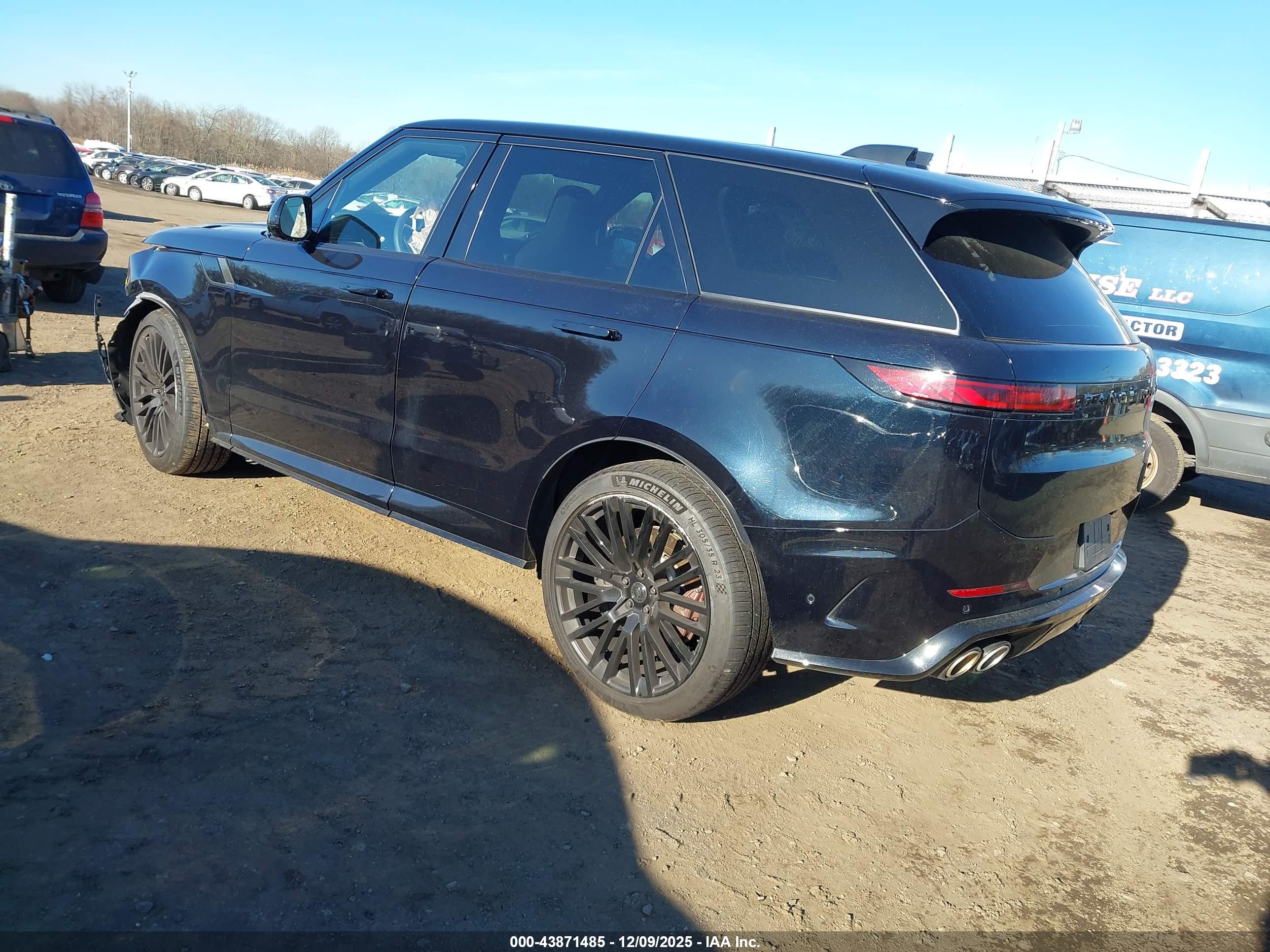 LAND ROVER image 3