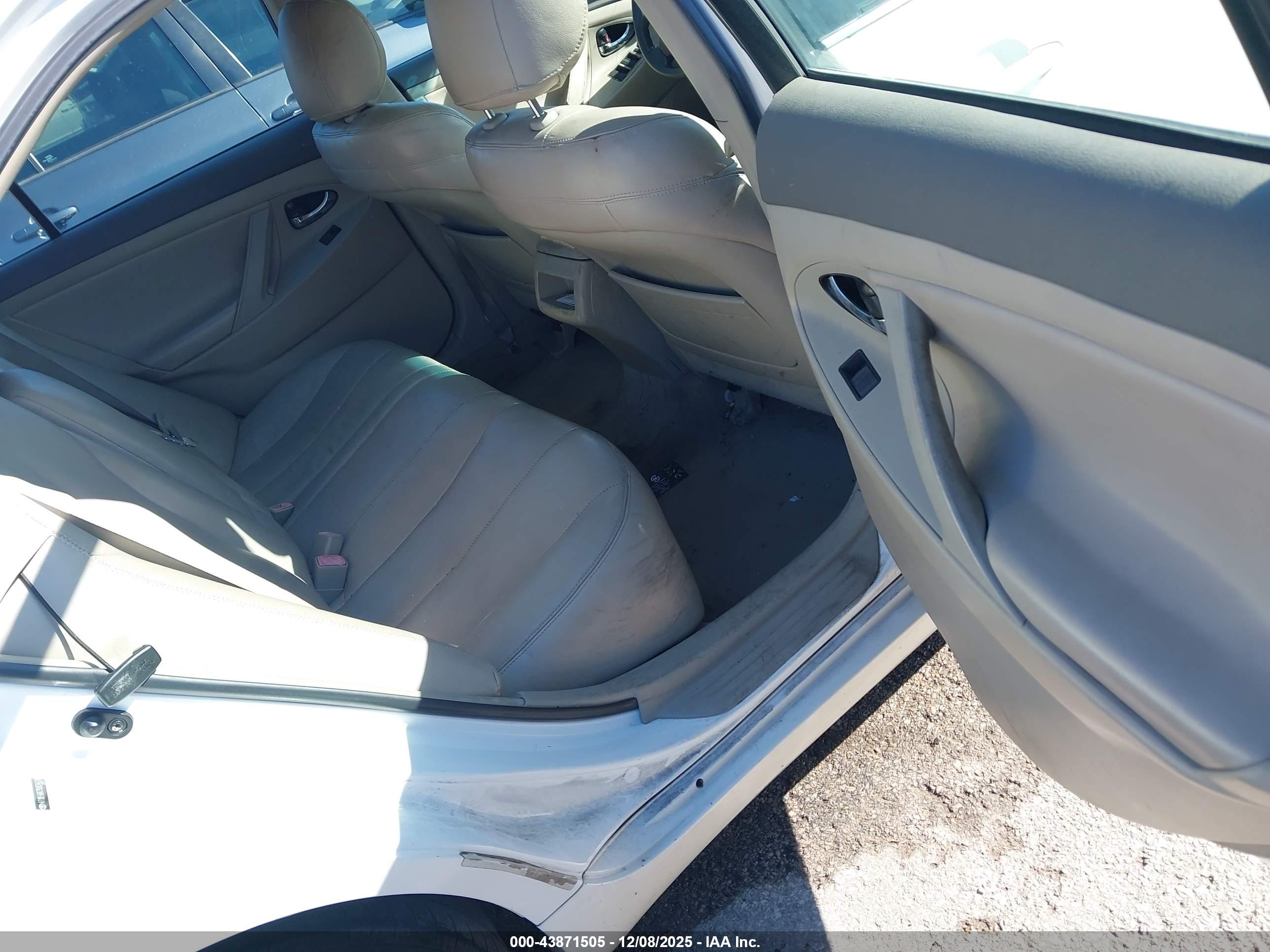 TOYOTA CAMRY image 8