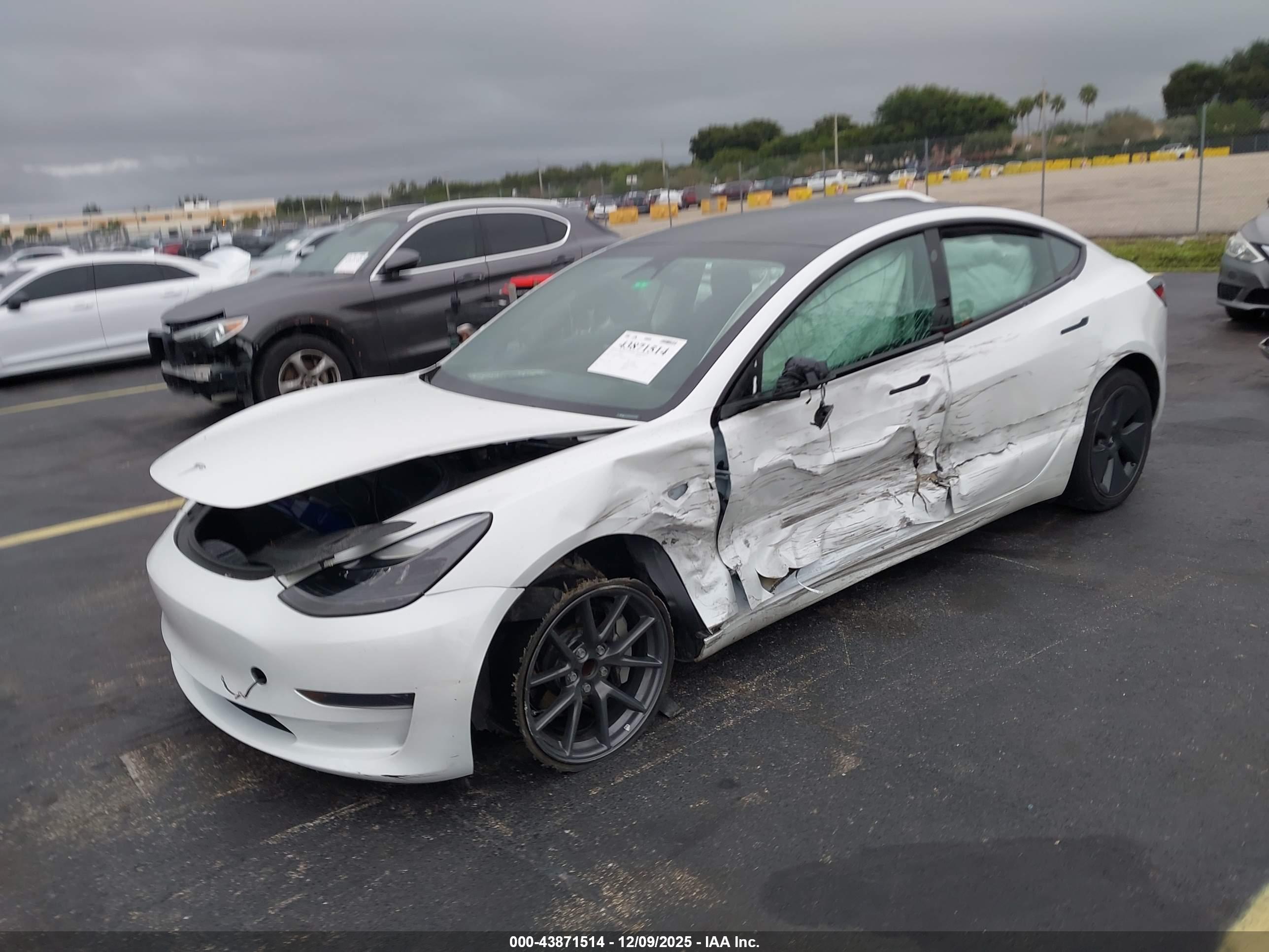 TESLA MODEL image 2