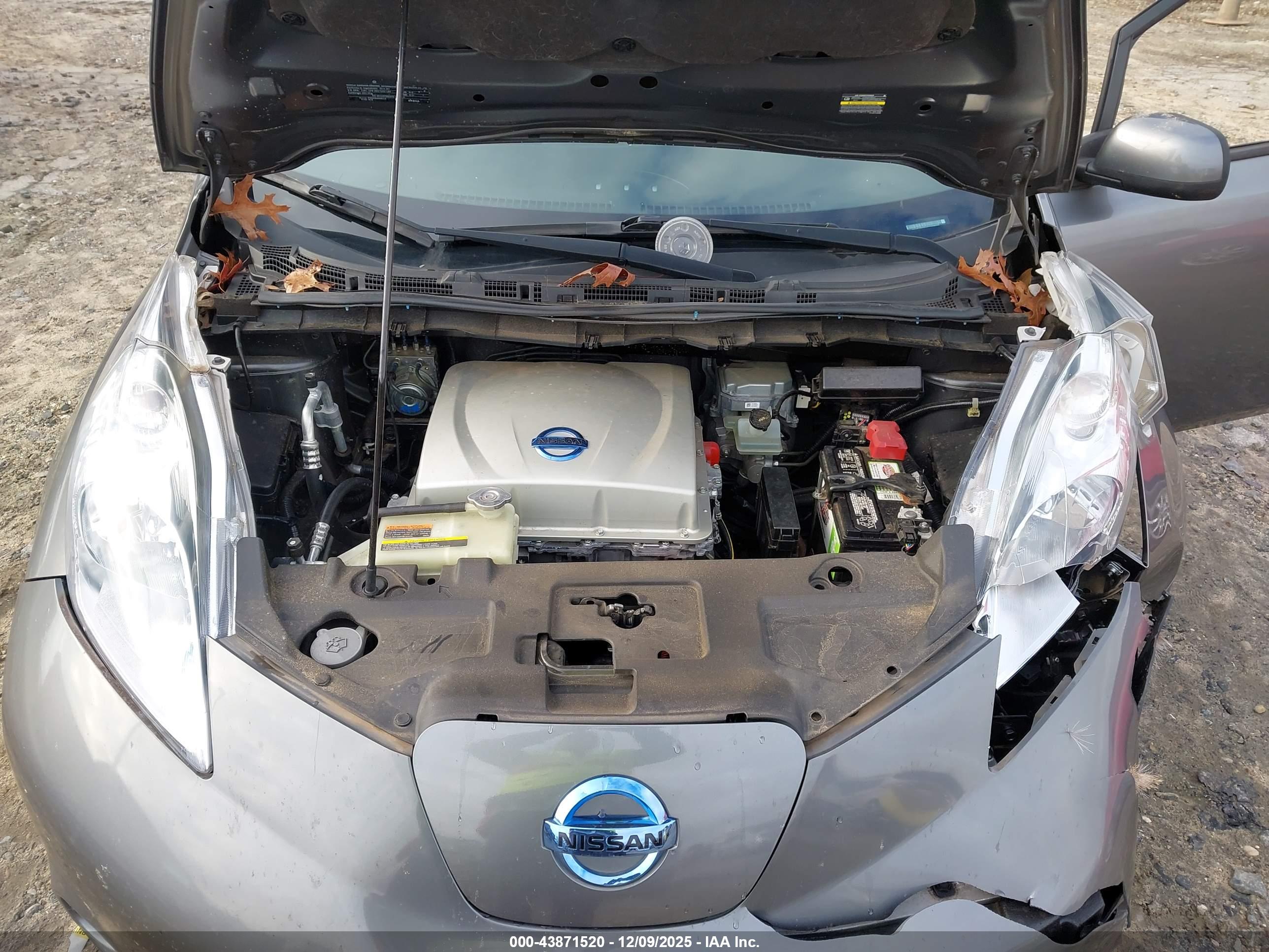 NISSAN LEAF image 10