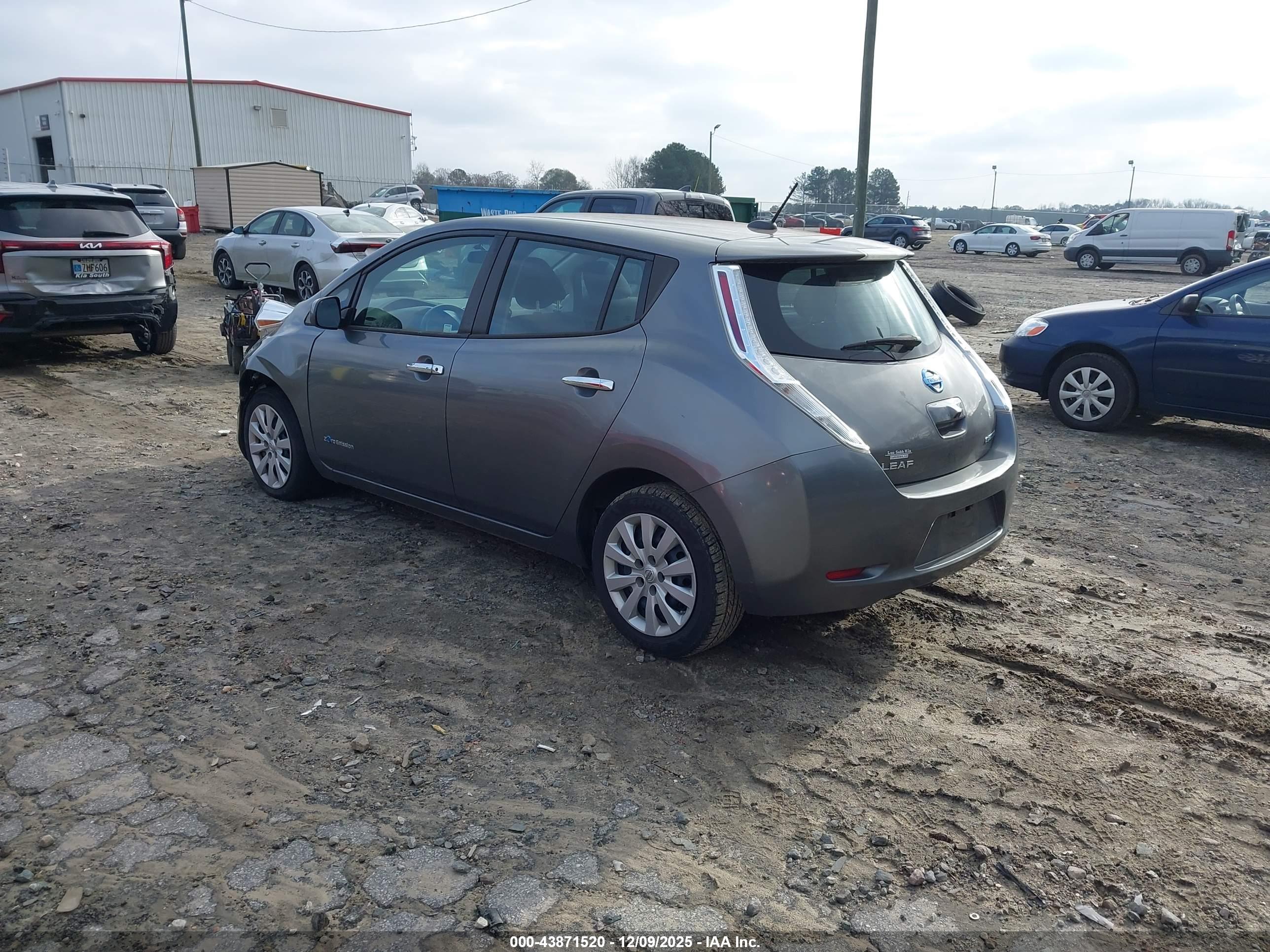 NISSAN LEAF image 3
