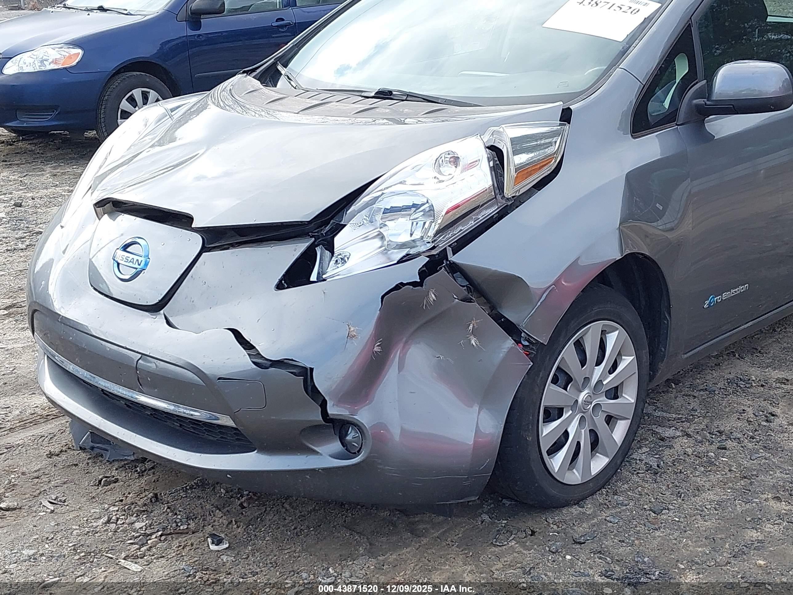 NISSAN LEAF image 6