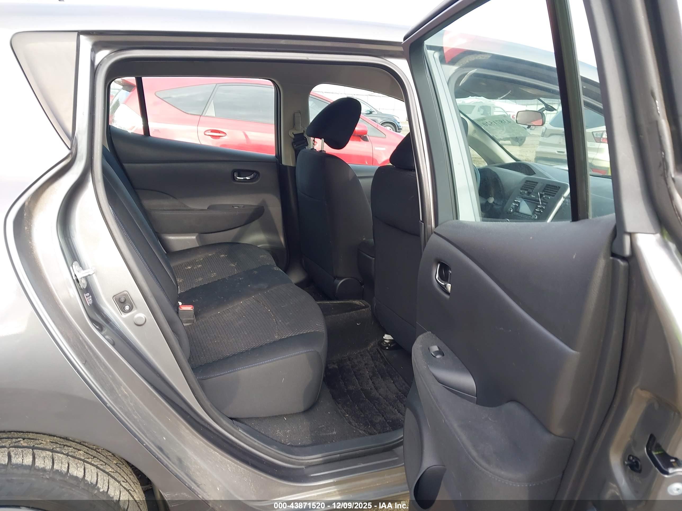 NISSAN LEAF image 8