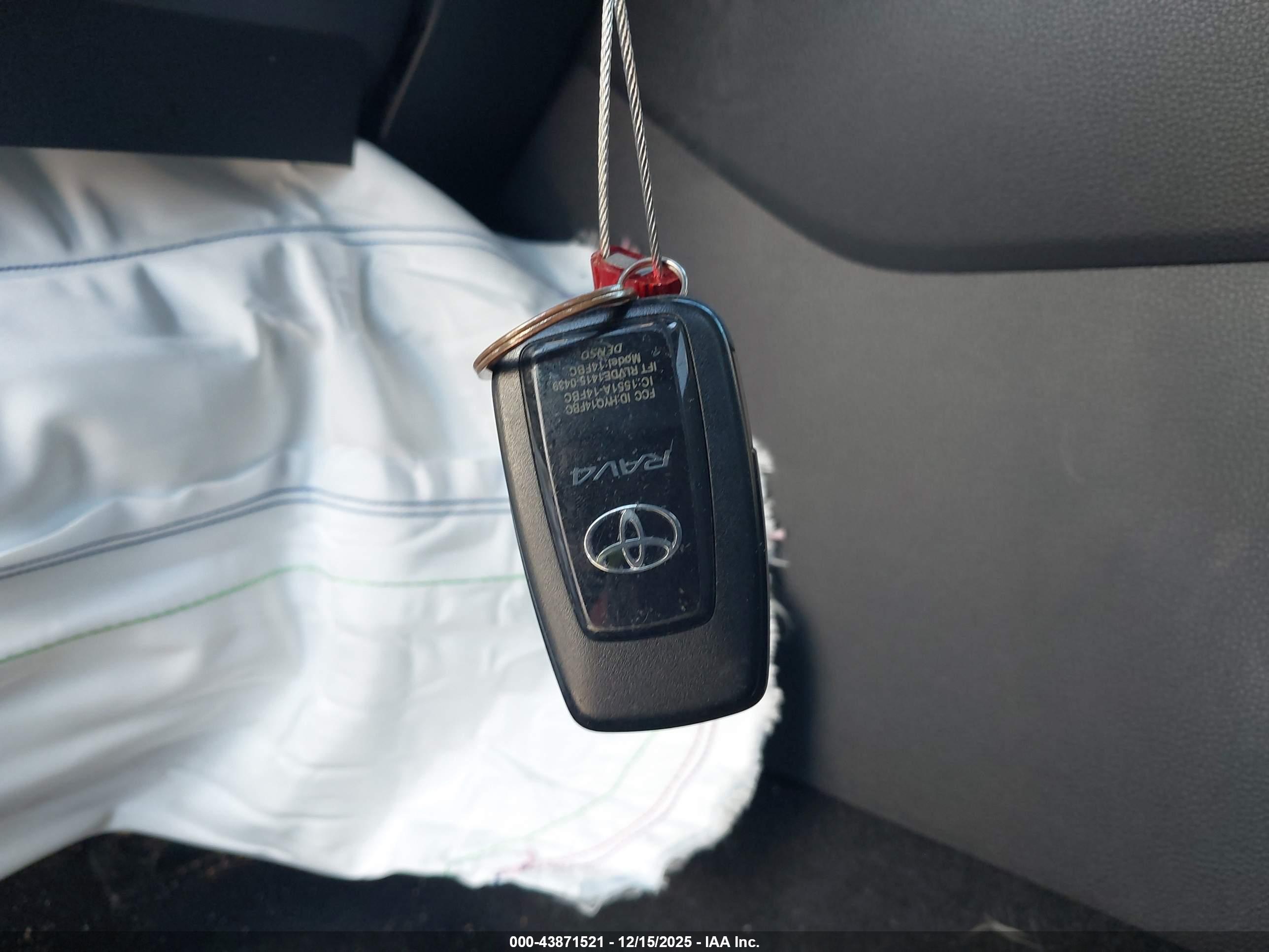 TOYOTA RAV4 image 11