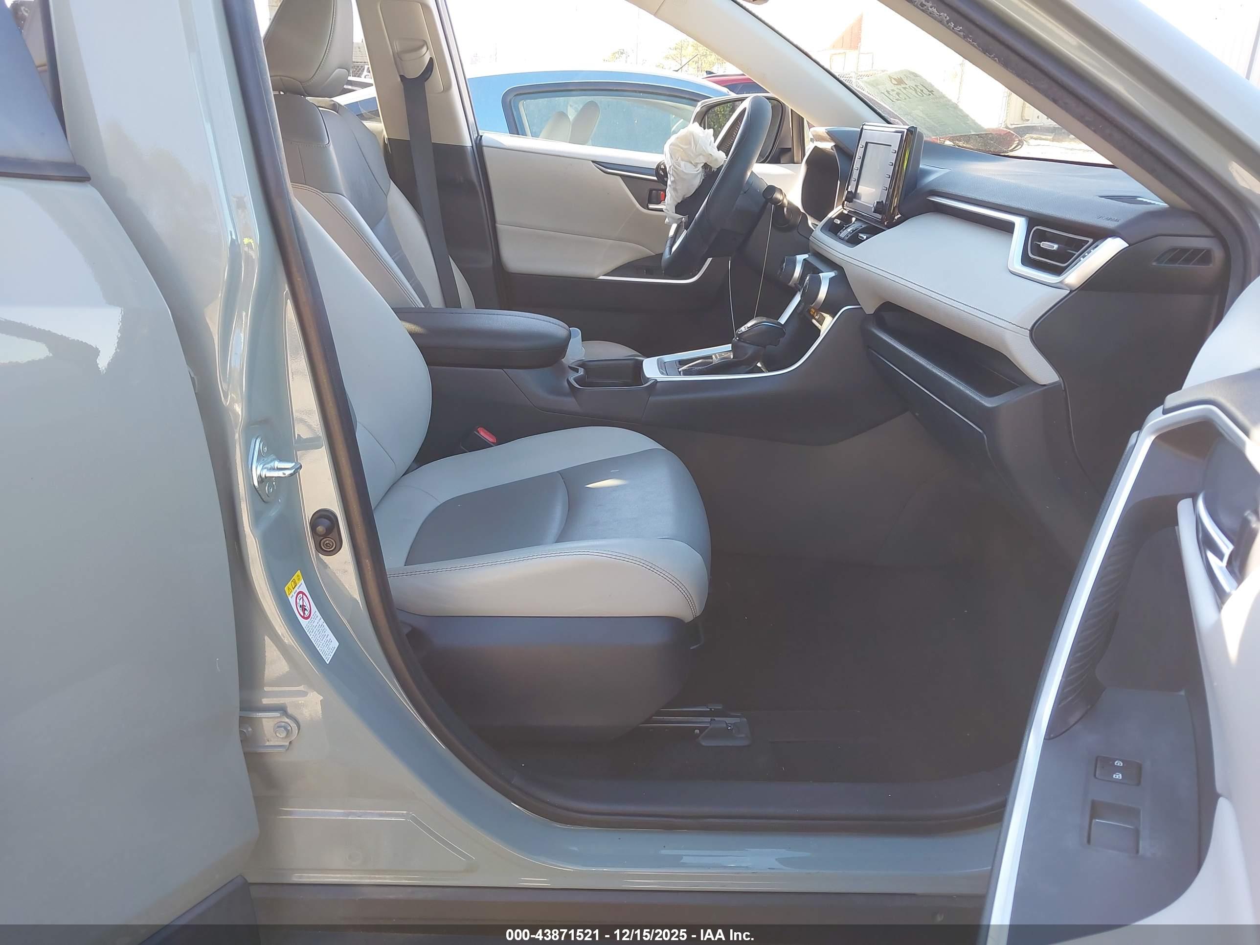 TOYOTA RAV4 image 5