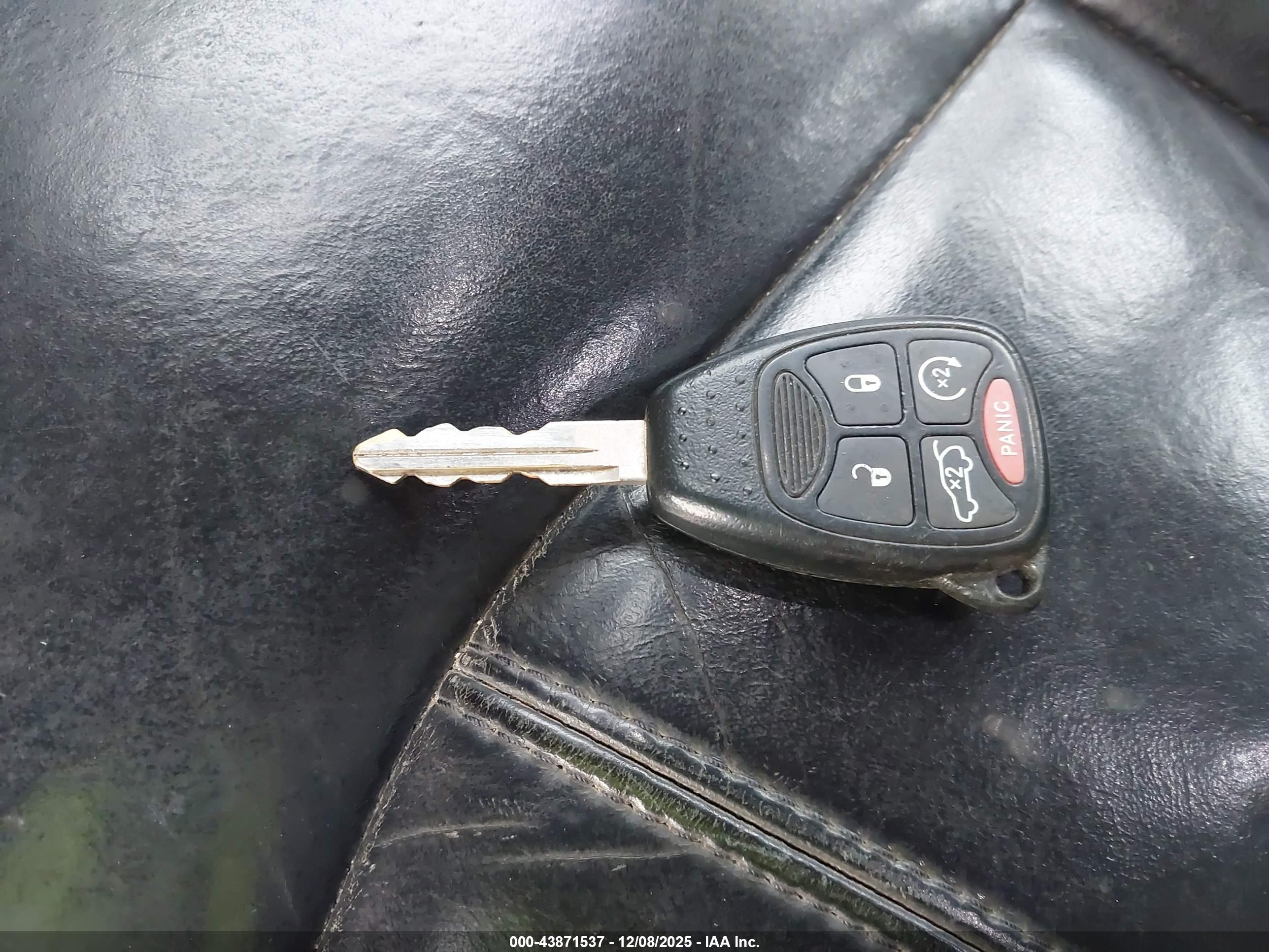 CHRYSLER 200 image 11
