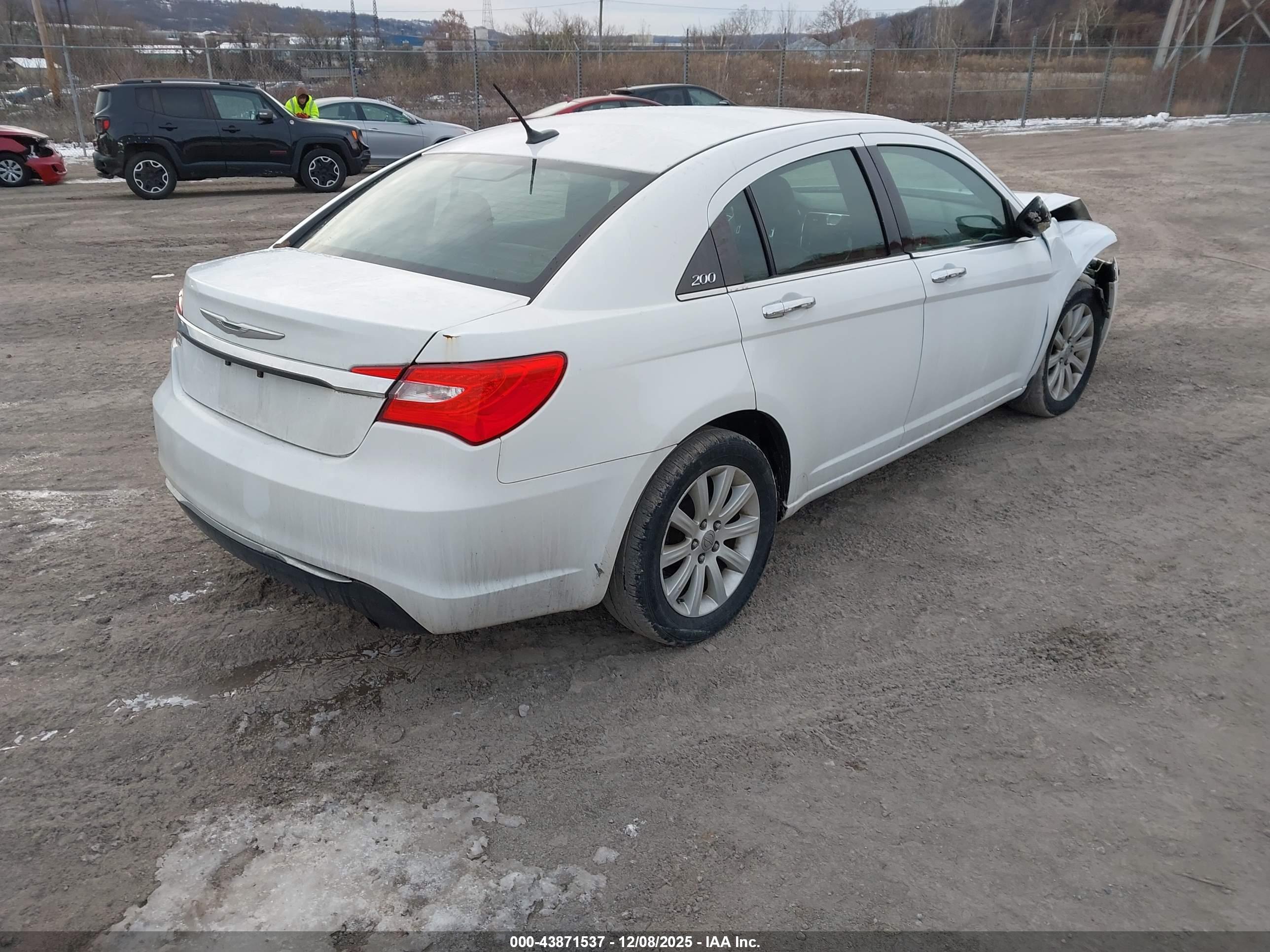 CHRYSLER 200 image 4
