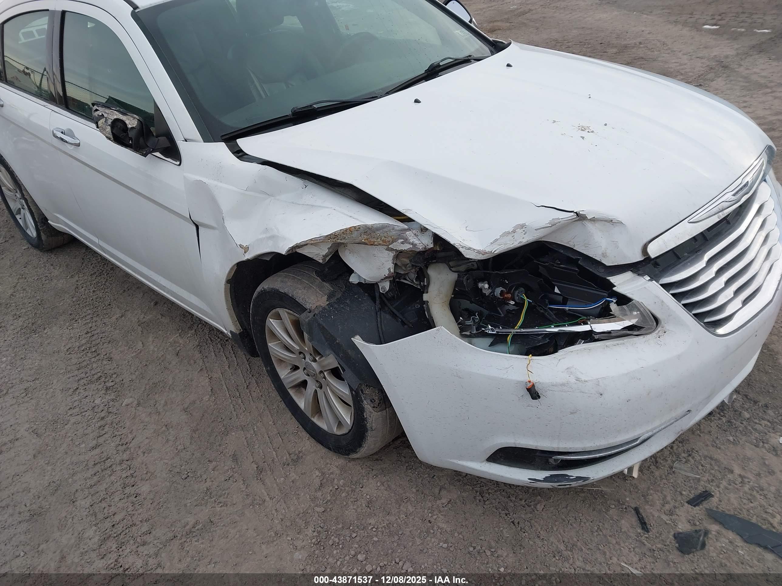CHRYSLER 200 image 6